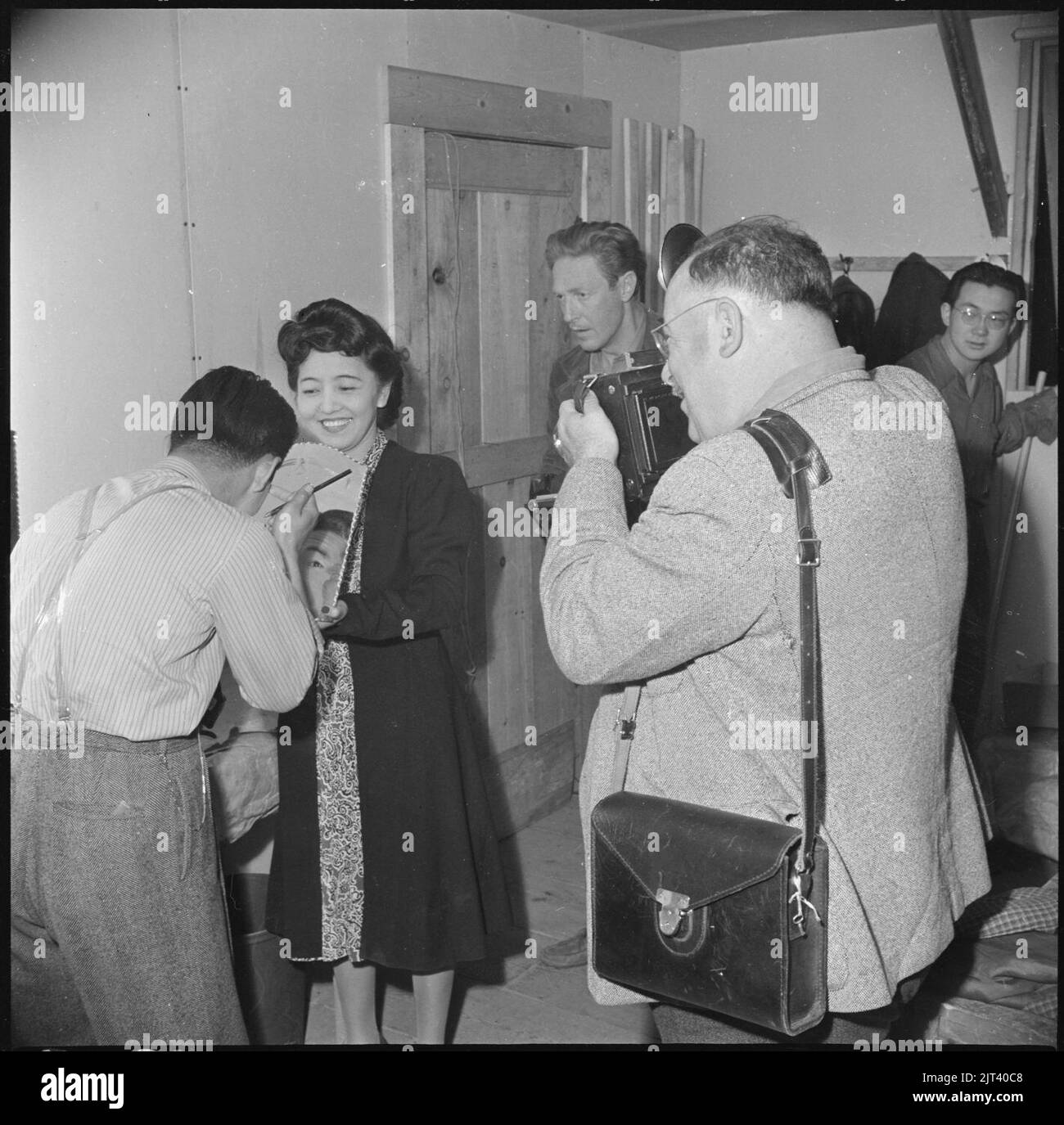 Tule Lake Relocation Center, Newell, Californie. Hermie Bryant, caméraman pour le San Francisco N . . . Banque D'Images