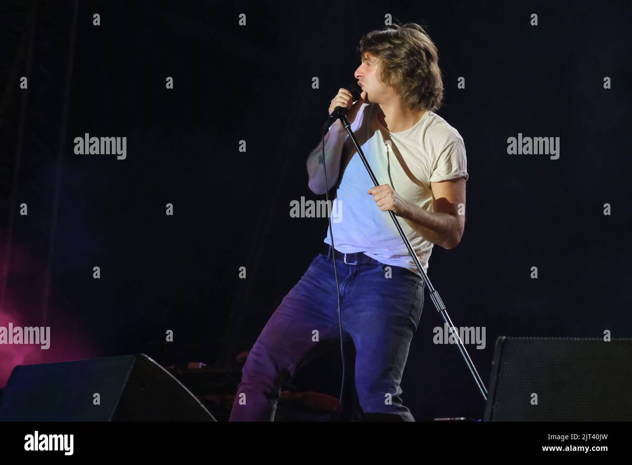 Le chanteur-compositeur et musicien écossais Paolo Giovanni Nutini se produit sur scène au Victorious Festival, Southsea. Paolo Giovanni Nutini (né le 9 janvier 1987) est un chanteur, compositeur et musicien écossais de Paisley. Deux de ses albums ont été certifiés quintuple platine par l'industrie phonographique britannique. Nutini a reçu trois nominations au BRIT Award et une nomination au Ivor Novello Award pour la composition. En juillet 2014, la BBC l'a cité comme « sans doute le plus grand musicien d'Écosse en ce moment ». Banque D'Images