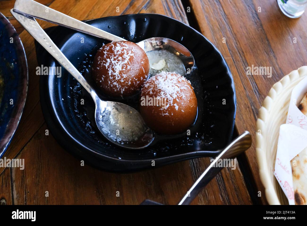 Une assiette de gulab jamun (bonbons indiens) à Chatkazz, un restaurant de rue de style Mumbai à Harris Park - Sydney, Australie Banque D'Images