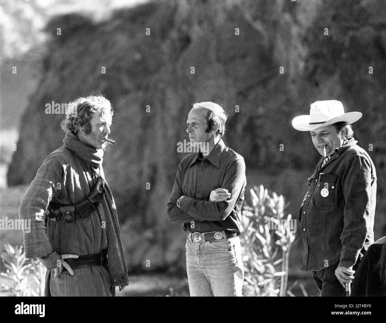 MICHAEL CAINE sur le terrain Candid au Maroc avec le producteur JOHN CONTREMAÎTRE et le producteur associé WILLIAM HILL pendant le tournage de L'HOMME QUI SERAIT LE ROI 1975 réalisateur JOHN HUSTON Short Story Rudyard Kipling co-production UK-USA Allied Artists Pictures / Devon Persky-Bright / Columbia Pictures Banque D'Images