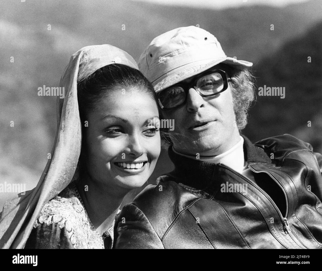 MICHAEL CAINE avec son épouse SHAKIRA CAINE (en costume de Roxanne) sur(02)