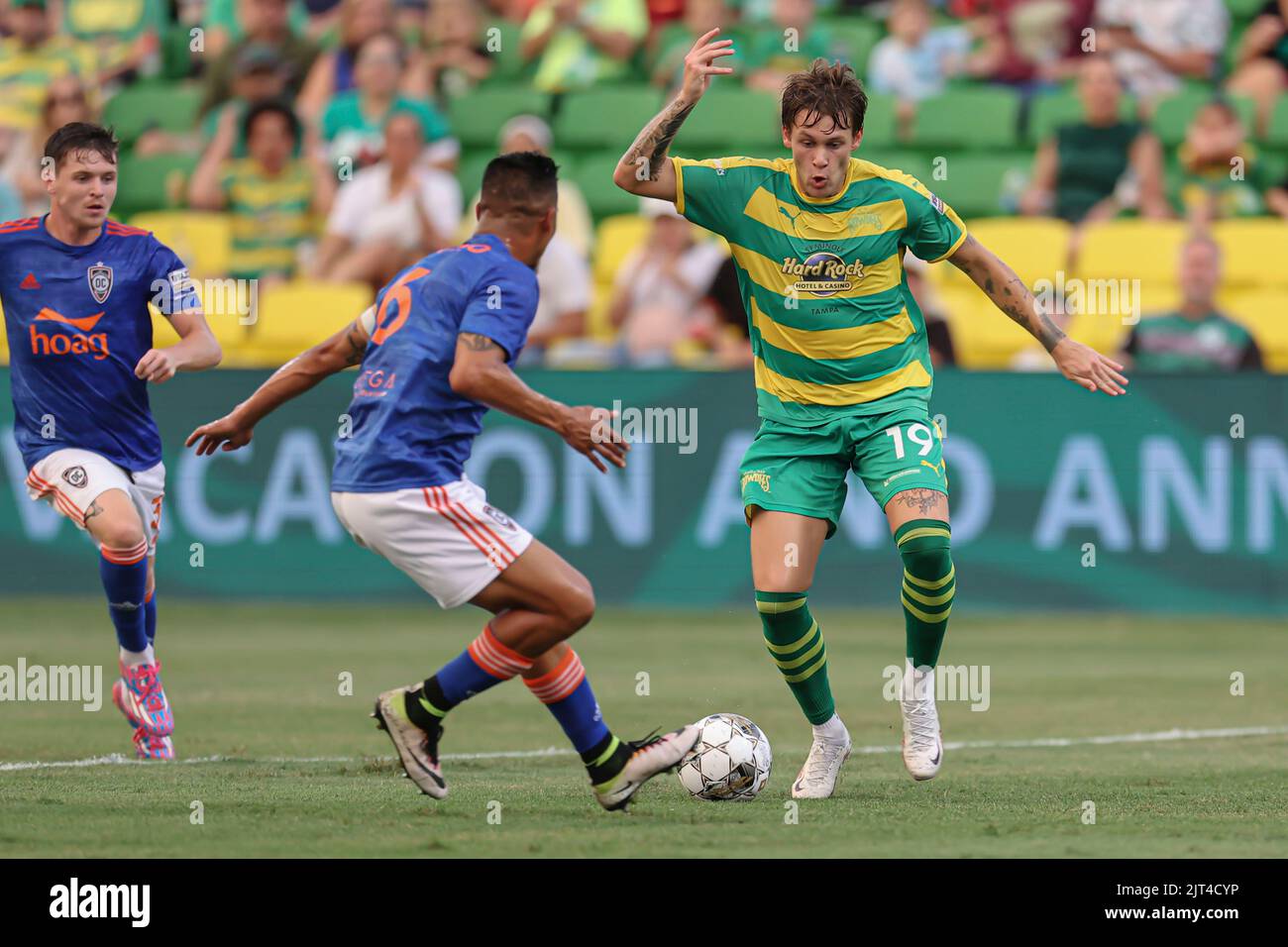 Saint-Pétersbourg, FL: Tampa Bay a fait avancer Jake LaCava (19) dribbles le ballon et a essayé d'éviter l'attaque du défenseur du comté d'Orange, Michael Banque D'Images