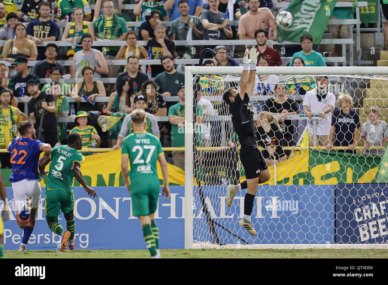 Saint-Pétersbourg, Floride : le gardien de but CJ Cochran (1) de Tampa Bay a fait une autre grande économie sur un coup de pied de coin lors d'un match de football USL contre la Orange Co Banque D'Images