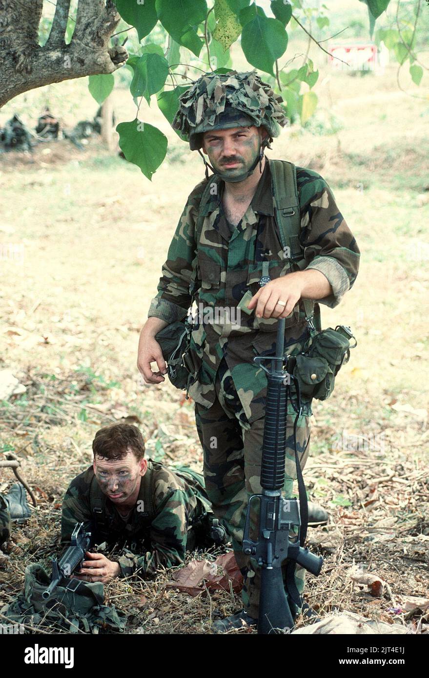 Deux membres de la Division d'infanterie de 7th font une pause en patrouille pendant l'opération juste cause. Les soldats sont armés de fusils M-16A2 DF-ST-91-02533. Banque D'Images