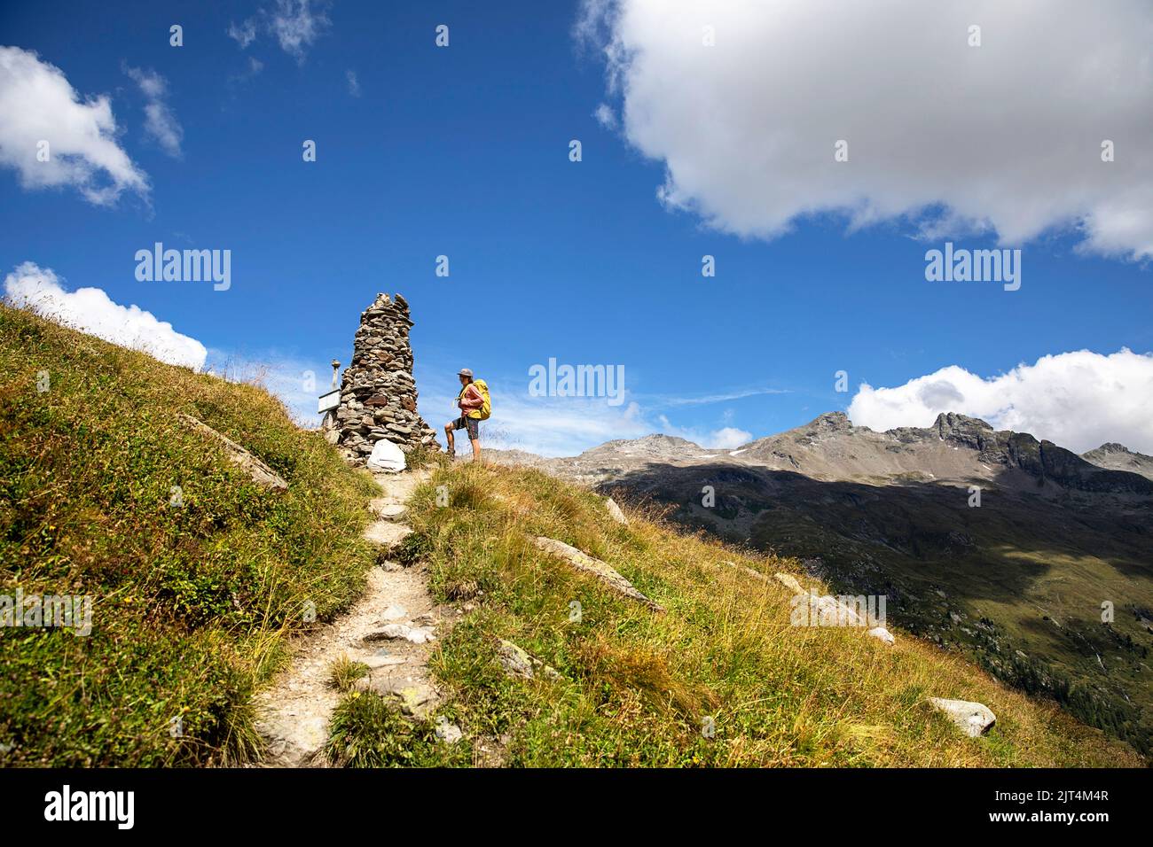 Garçon près de la pyramide en pierre, randonnée sur un magnifique sentier du glacier Innergschlöss jusqu'au glacier de Schlatenkees, parc national de Hohe tauern, Autriche Banque D'Images