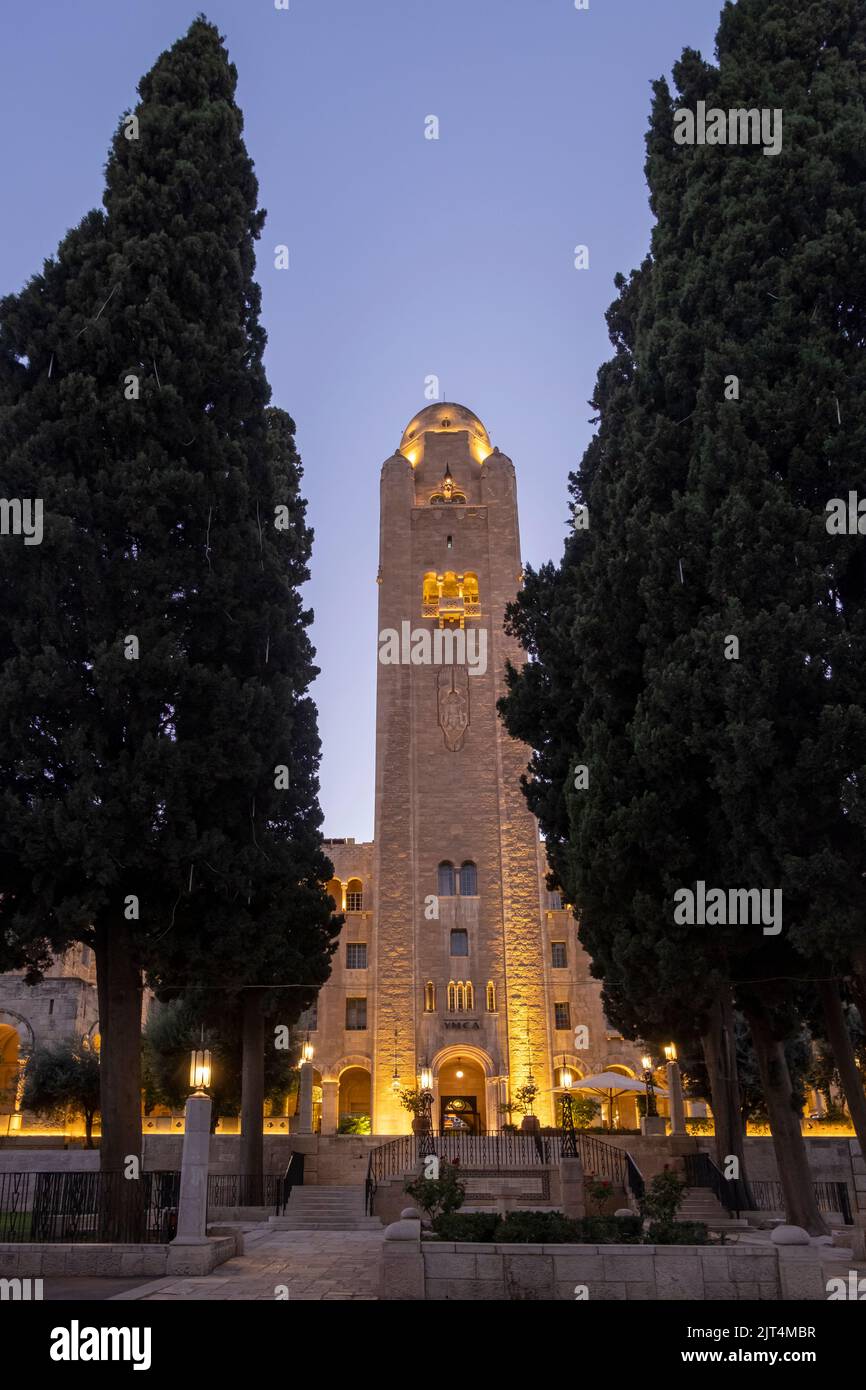 Vue au crépuscule du clocher de la Young Men's Christian Association, communément connue sous le nom de YMCA, conçu par l'architecte américain Arthur Louis Harmon et construit au début de 1930s pendant le mandat britannique de la Palestine dans Jérusalem-Ouest d'Israël Banque D'Images