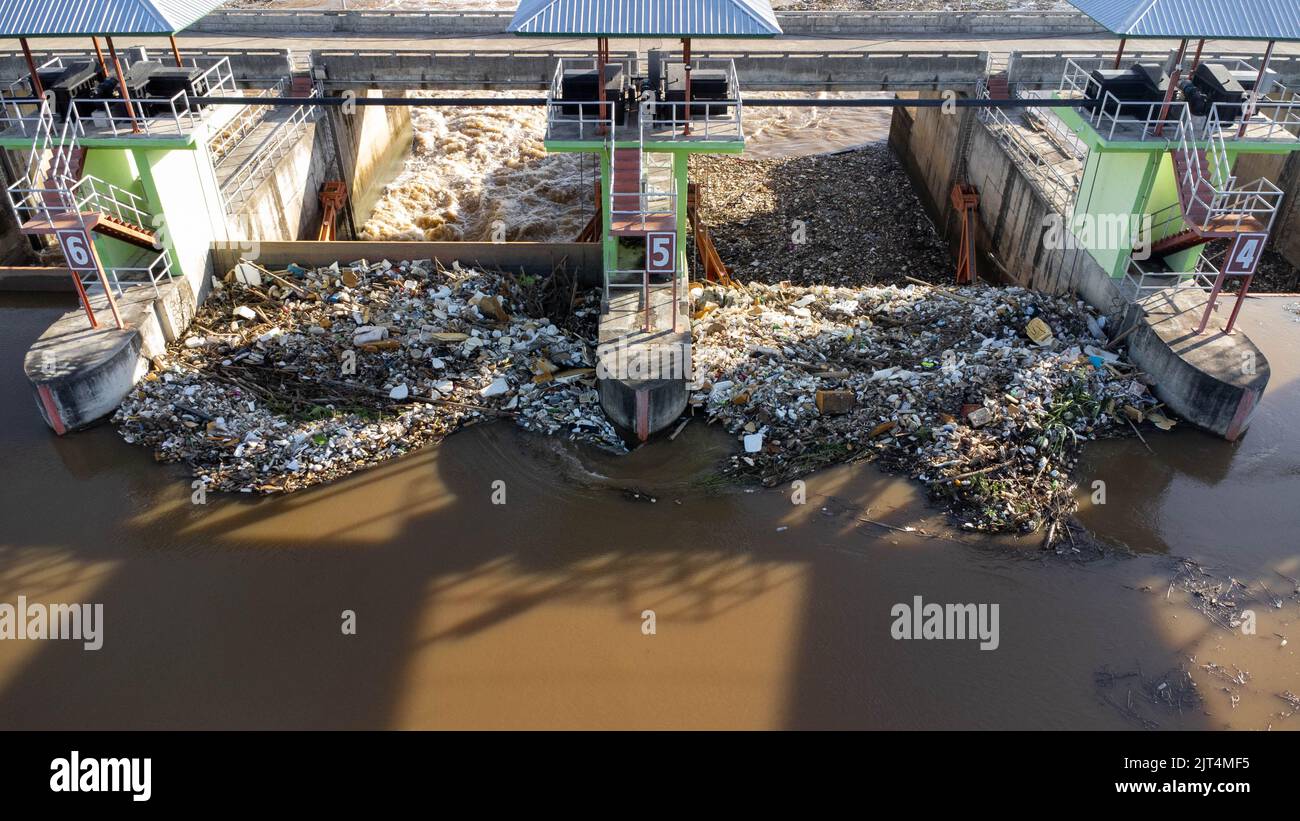 La vue aérienne de l'eau libérée par le canal de drainage du barrage en béton est un moyen de débordement de l'eau en saison des pluies. Vue de dessus du front de trouble Banque D'Images