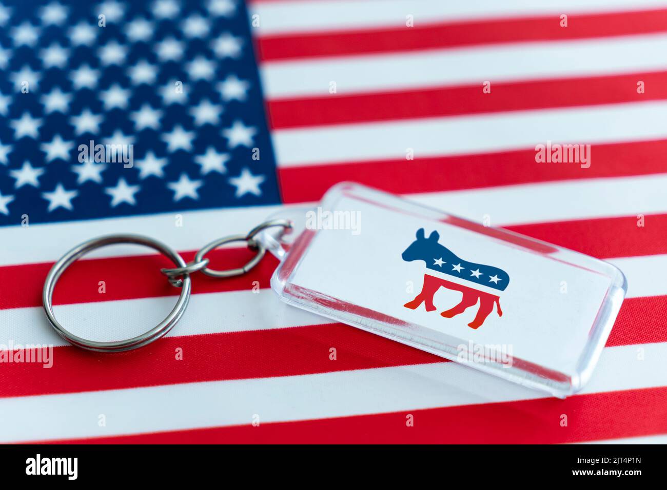 Porte-clés avec une image d'âne démocrate et le drapeau américain. Dans la politique américaine, l'âne est le symbole des démocrates, le parti qui représente Banque D'Images