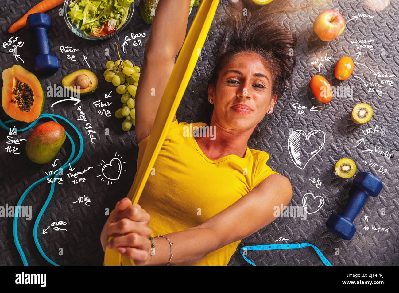 Une femme heureuse mange en bonne santé et s'entraîne dans la salle de gym Banque D'Images