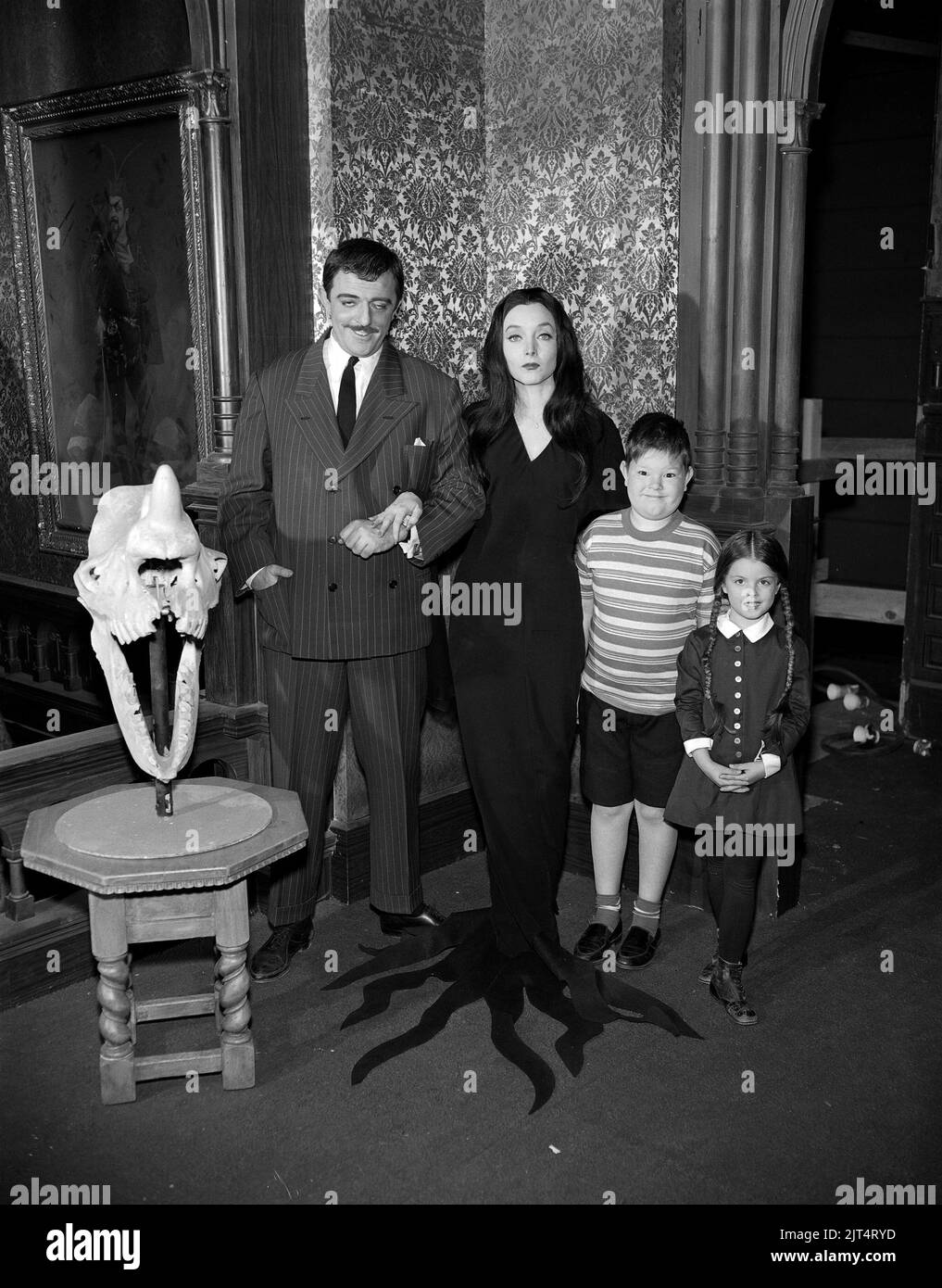CAROLYN JONES, JOHN ASTIN, KEN WEATHERWAX ET LISA LORING DANS LA FAMILLE ADDAMS (1964). Crédit: FILMWAYS / Album Banque D'Images
