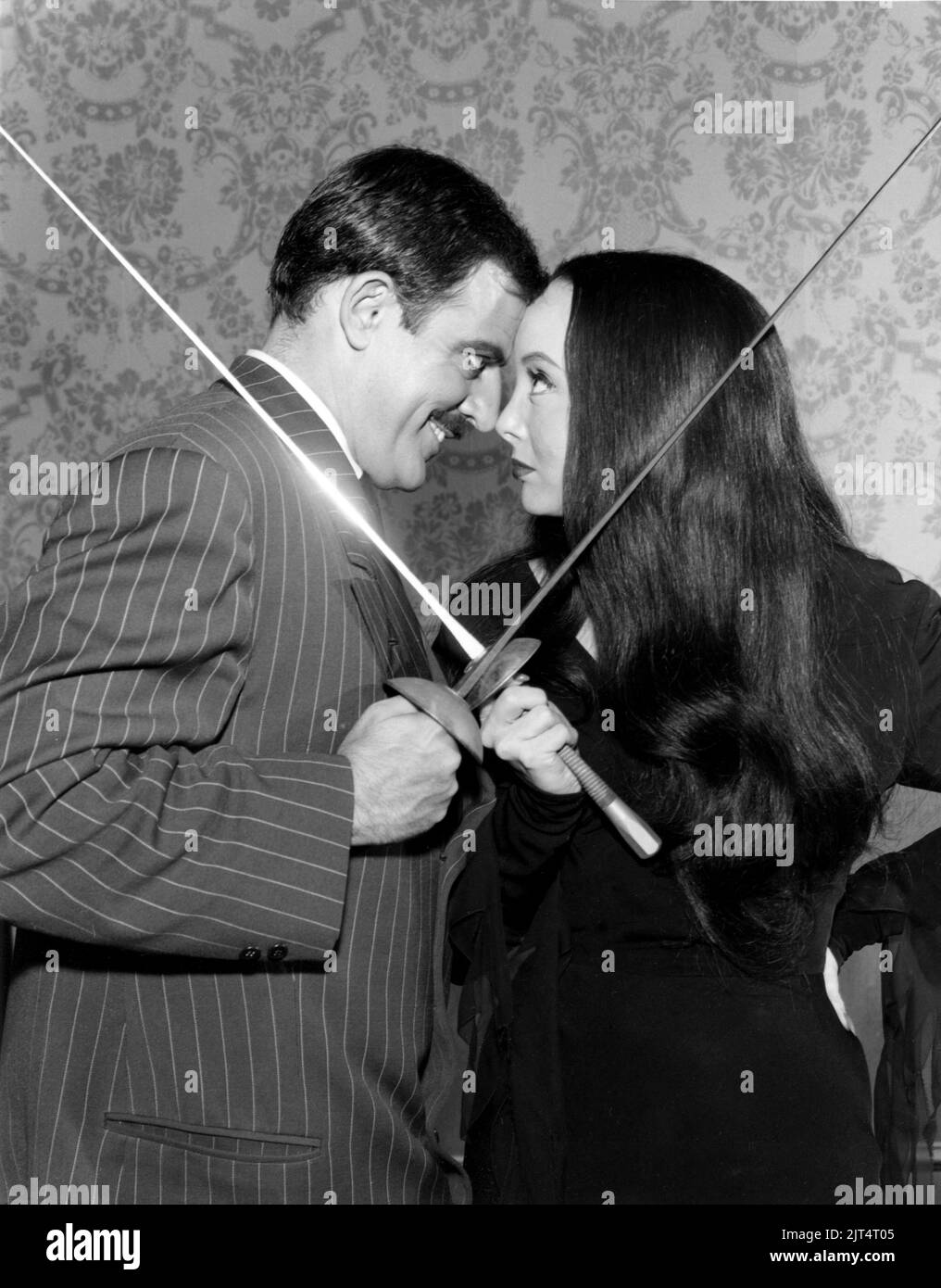 CAROLYN JONES ET JOHN ASTIN DANS LA FAMILLE ADDAMS (1964). Crédit: FILMWAYS / Album Banque D'Images