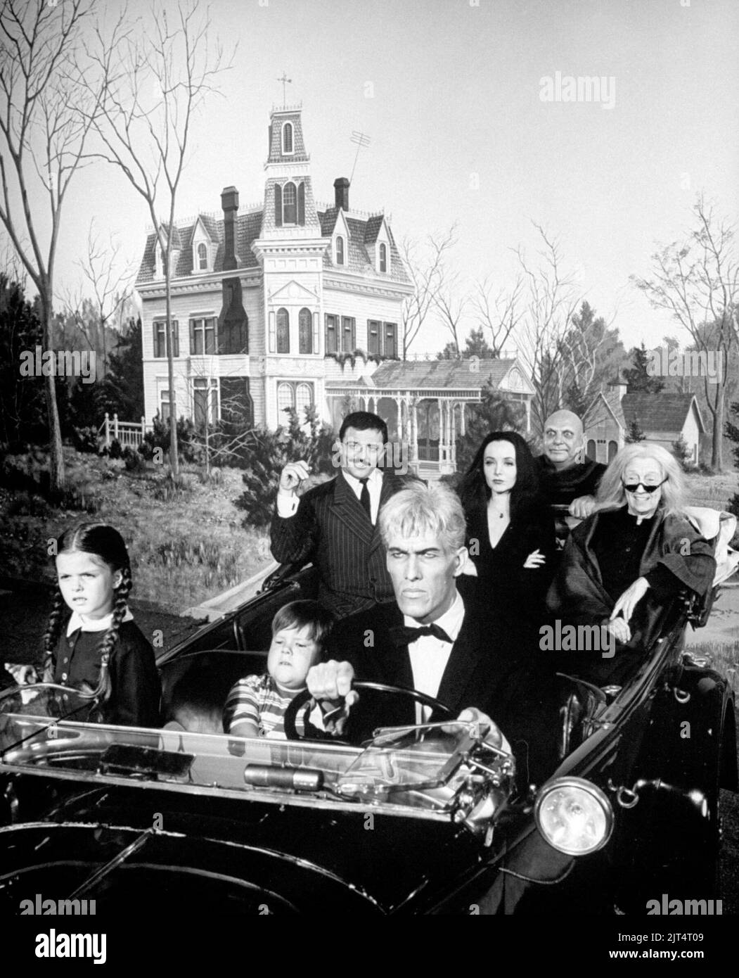 CAROLYN JONES, JACKIE COOGAN, JOHN ASTIN, KEN WEATHERWAX, LISA LORING, TED CASSIDY ET MARIE BLAKE DANS LA FAMILLE ADDAMS (1964). Crédit: FILMWAYS / Album Banque D'Images