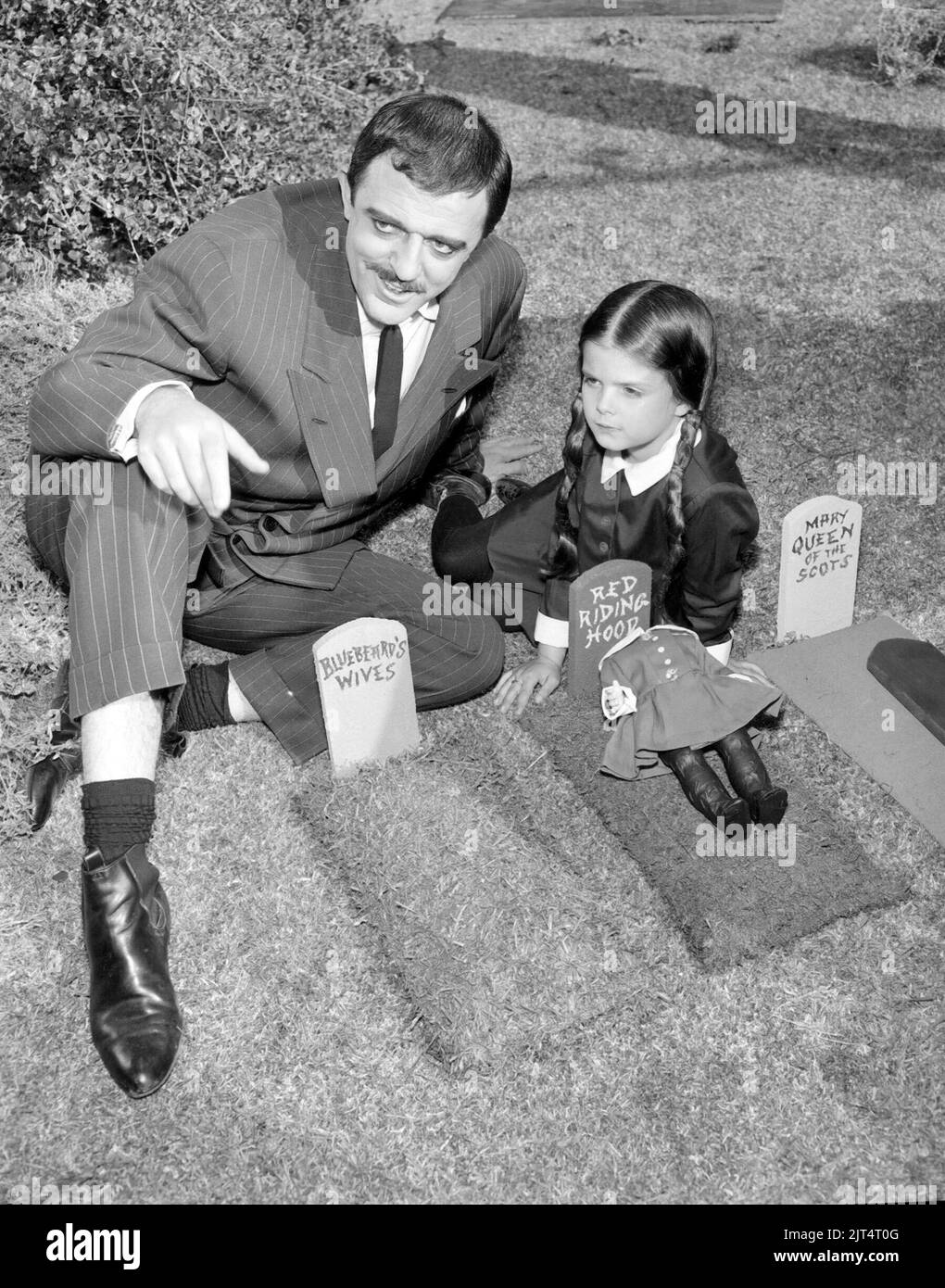 JOHN ASTIN ET LISA LORING DANS LA FAMILLE ADDAMS (1964). Crédit: FILMWAYS / Album Banque D'Images