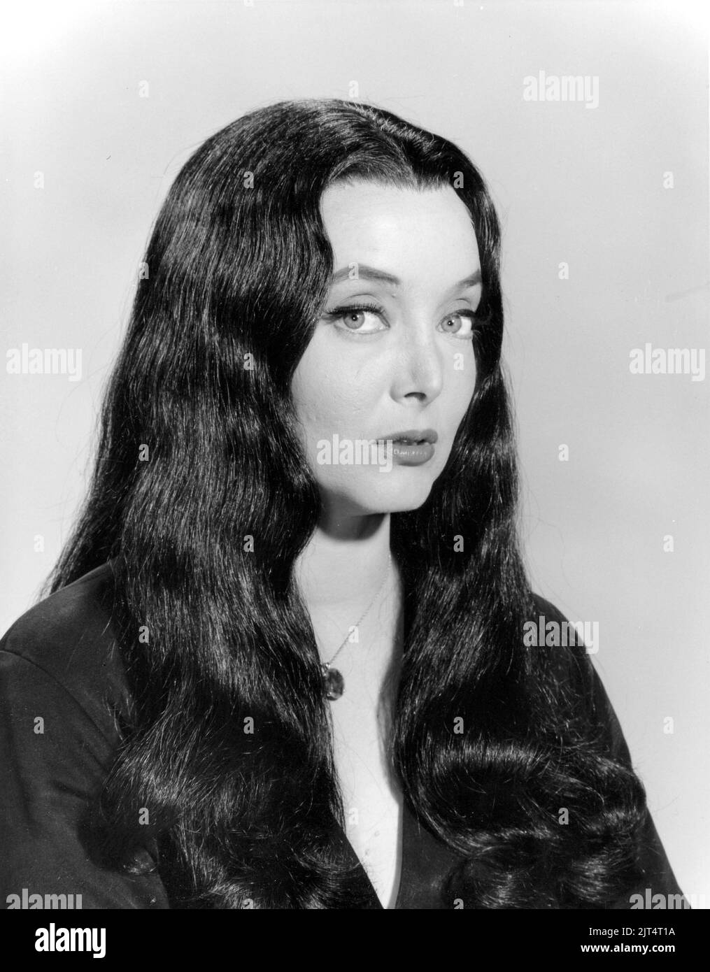 The addams family tv carolyn jones Banque d'images noir et blanc - Alamy