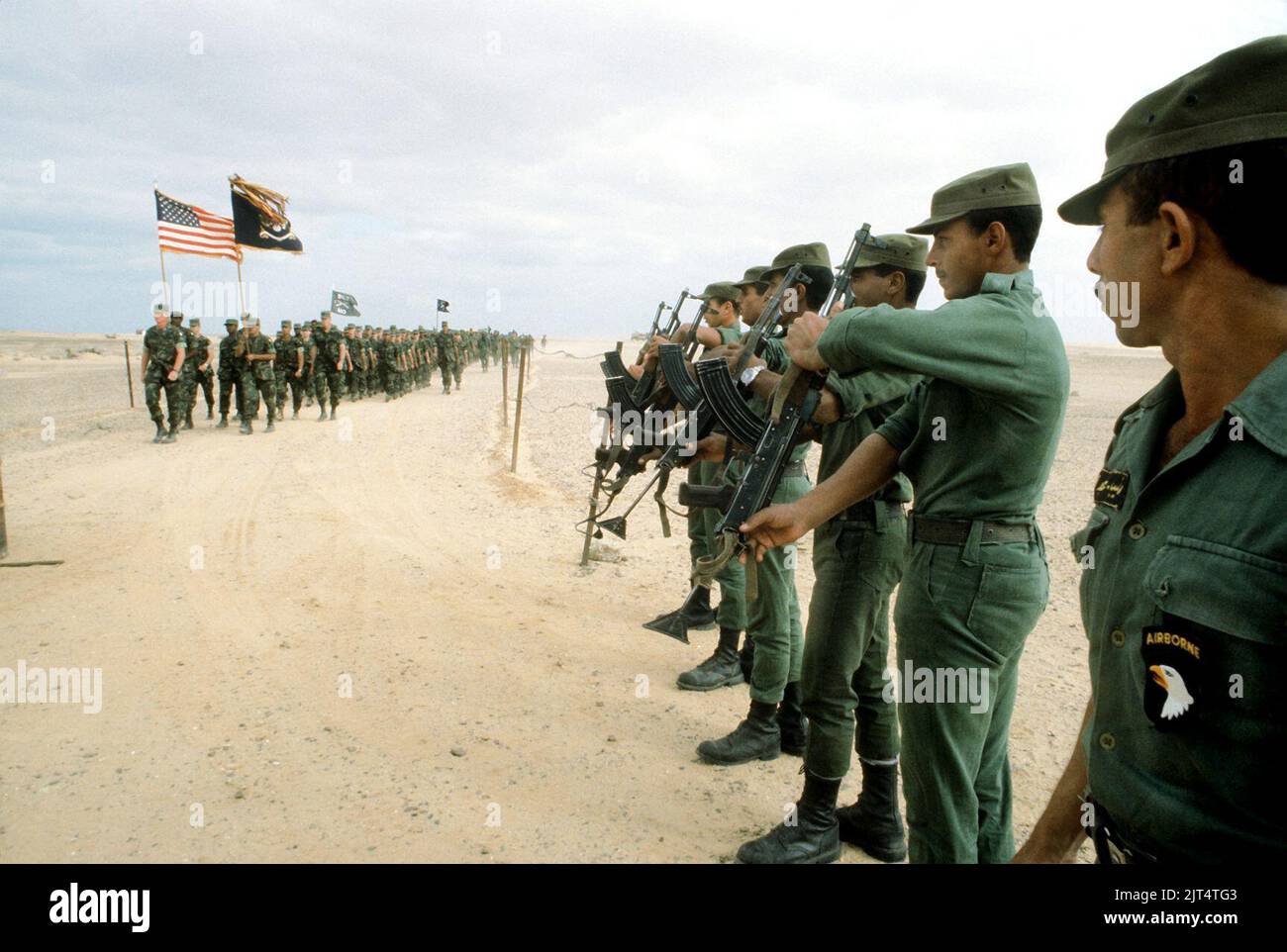 Les troupes de l'armée américaine défilent au camp aérien égyptien pour échanger des cadeaux à la fin de l'exercice Bright Star 80 DF-ST-82-06272. Banque D'Images