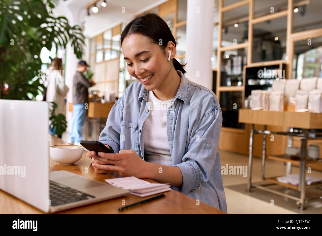 Jeune femme asiatique souriante étudiant utilisant un smartphone pour l'apprentissage en ligne. Banque D'Images