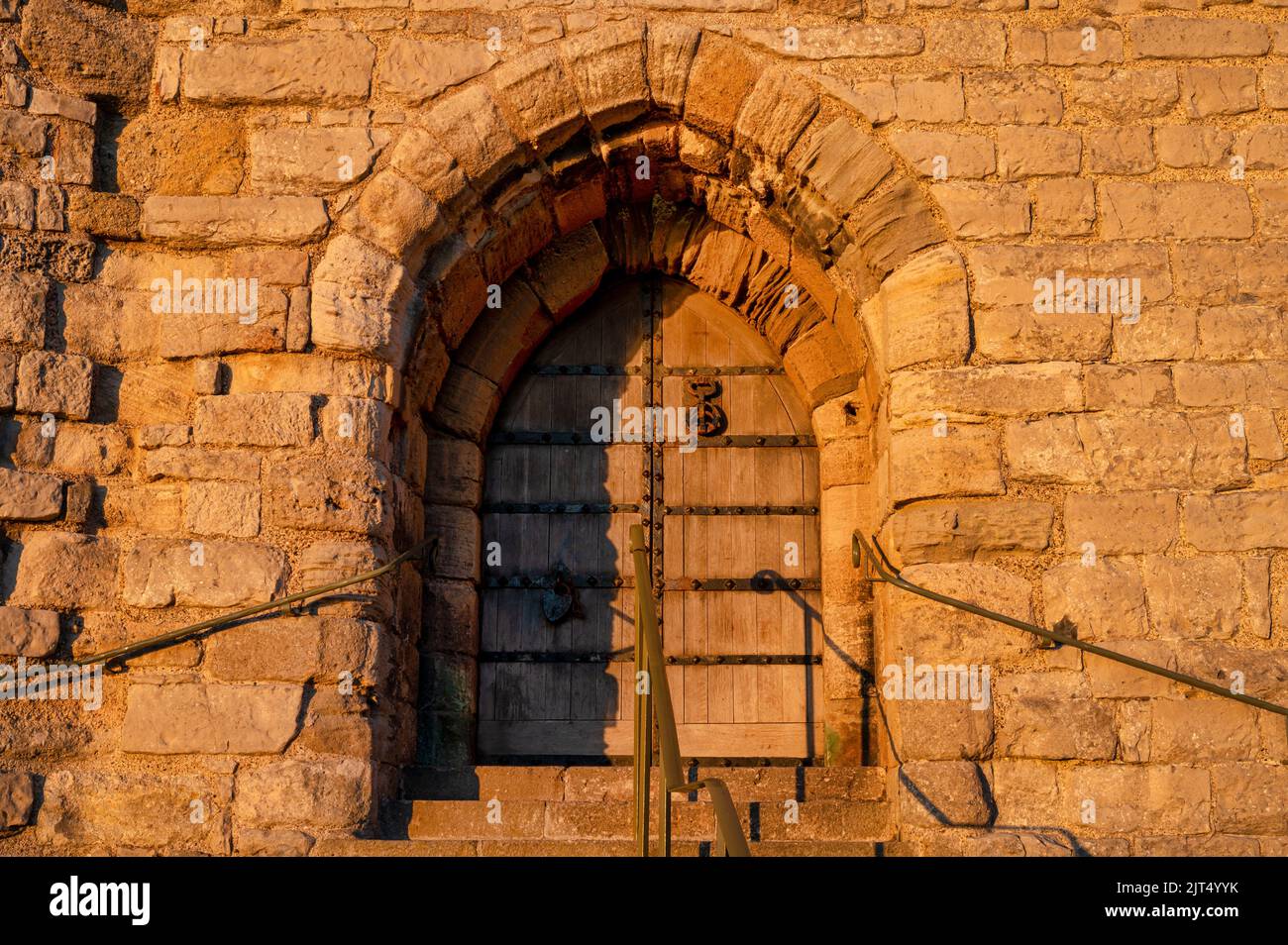 Ancienne porte en bois à l'entrée d'un château Banque D'Images
