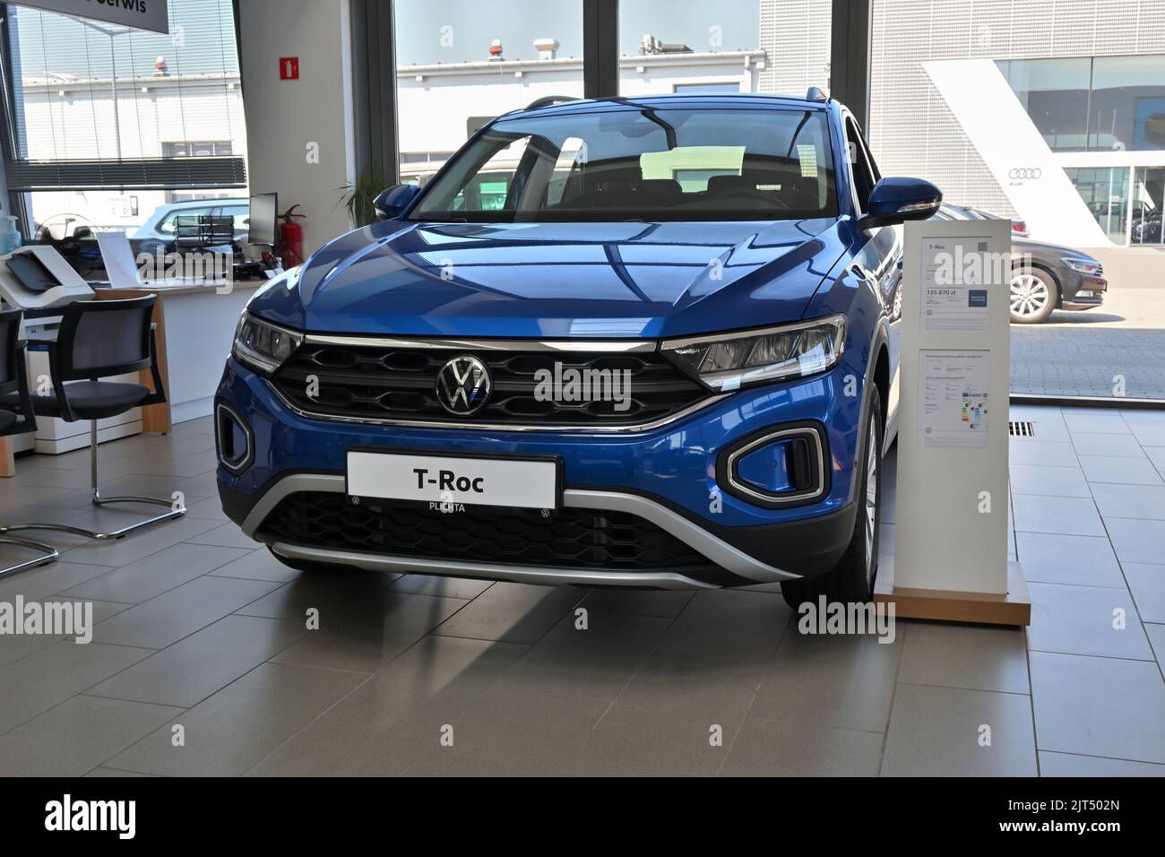 Gdansk, Pologne - 27 août 2022: Nouveau modèle de Volkswagen T-Roc présenté dans la salle d'exposition de voiture de Gdansk Banque D'Images