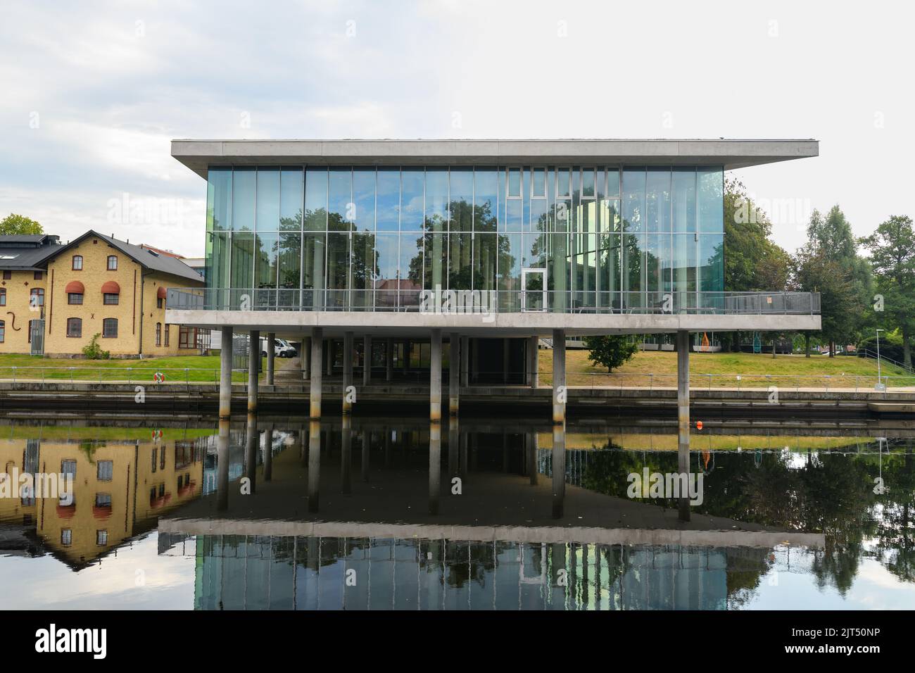 Halmstad, Suède - 18 août 2022: Halmstads Stadsbibliotek, bibliothèque moderne de la ville la rive est de la rivière entre Kapsylparen et Filtparken Banque D'Images