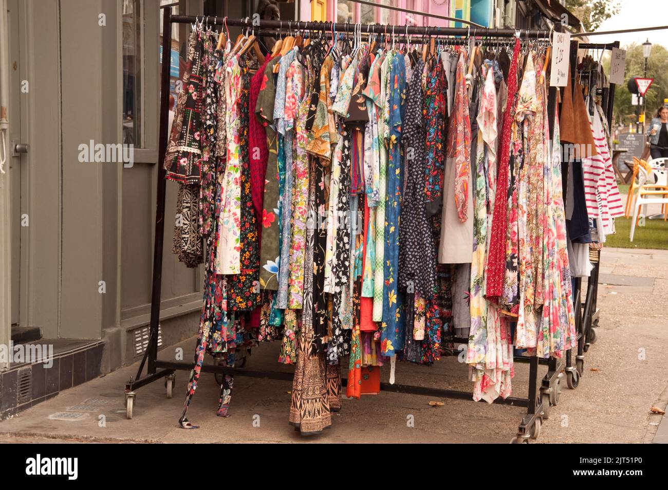 Vêtements et accessoires d'occasion, Portobello Road Market, Londres, Royaume-Uni. Portobello Road est célèbre pour son marché antique, mais il a aussi des fruits frais Banque D'Images