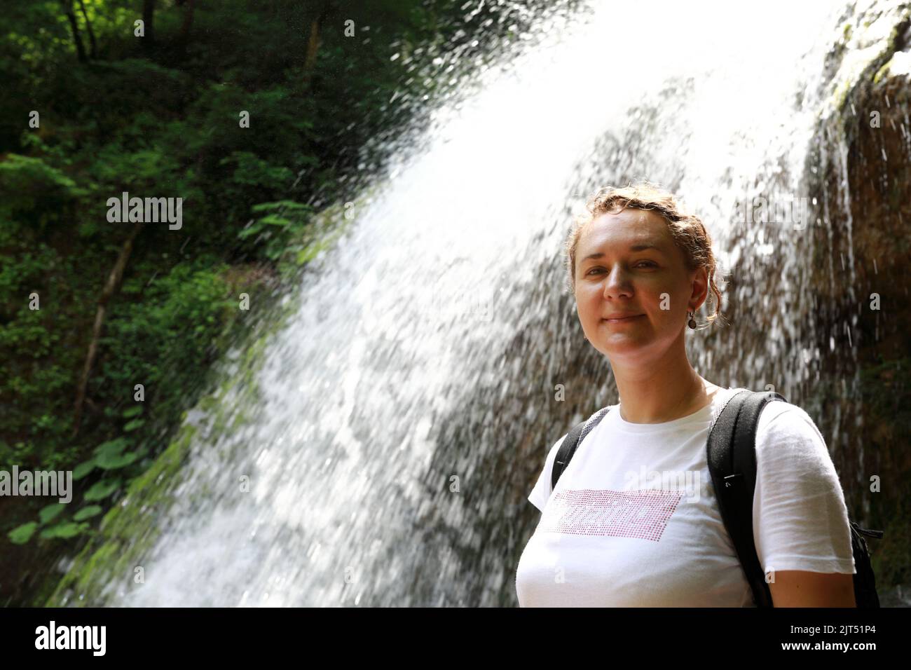 Femme posant devant la chute d'eau Shum sur le ruisseau rufabrigo en été, Adygea Banque D'Images