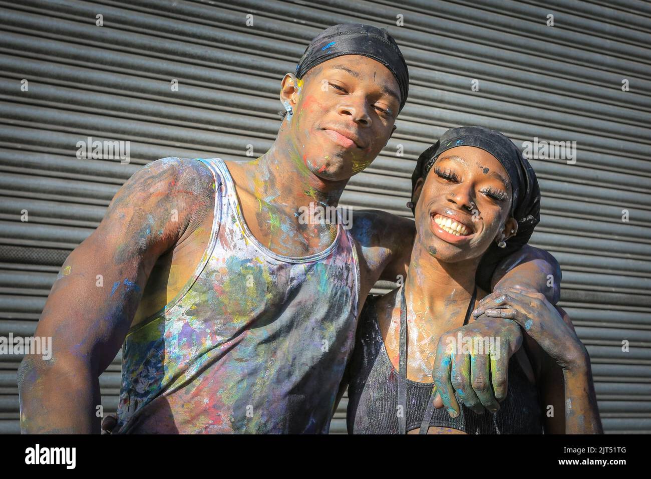Londres, Royaume-Uni. 28th août 2022. Les fêtards se sont amusés, couverts de poudre colorée, de farine et de peinture, au début de la matinée, à la fête du J'ouvert, une partie traditionnelle du Carnaval de Notting Hill. Plus d'un million de personnes devraient assister à ce qui est considéré comme le plus grand événement de rue en Europe cette année. Credit: Imagetraceur/Alamy Live News Banque D'Images