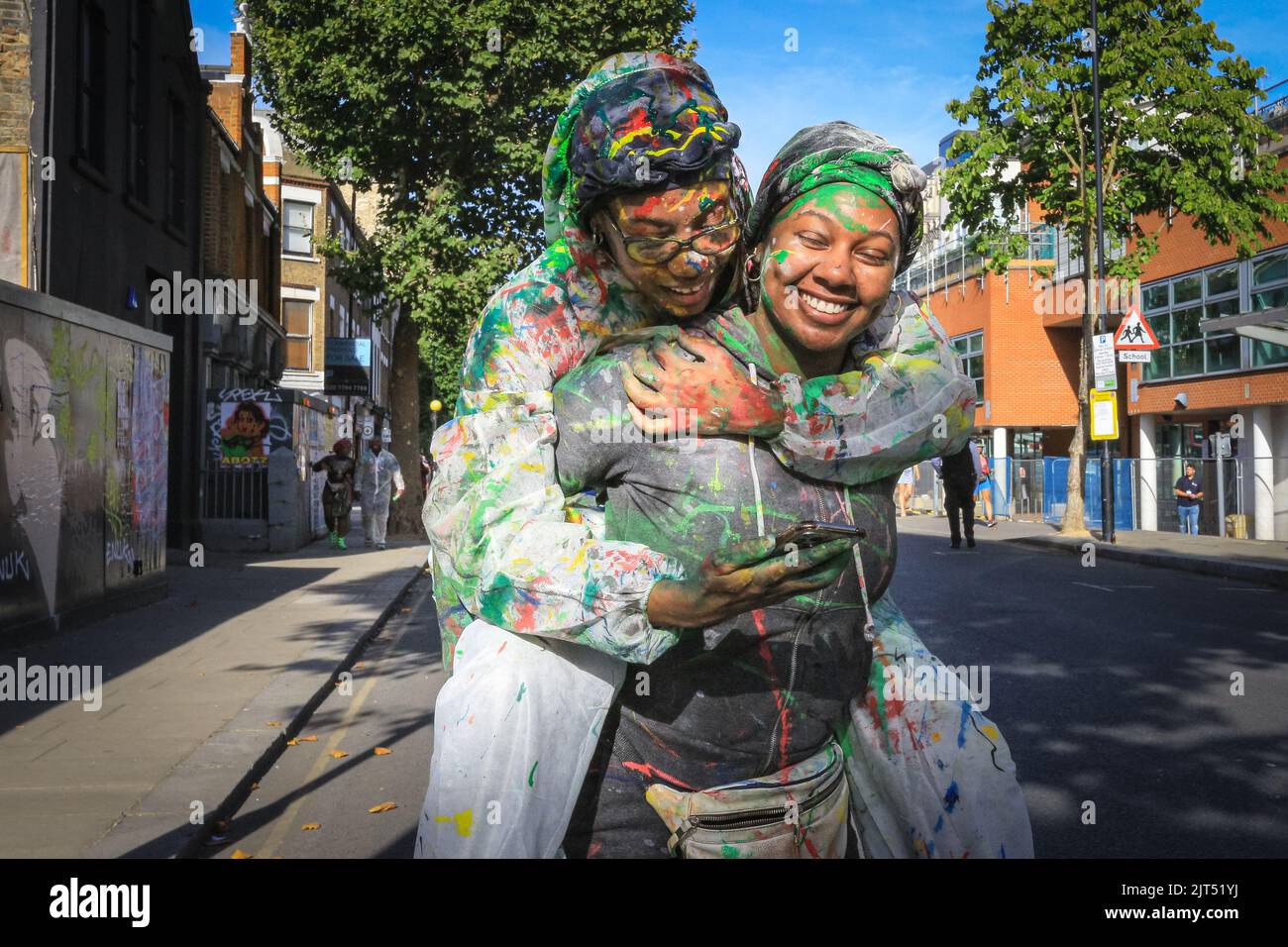 Londres, Royaume-Uni. 28th août 2022. Les fêtards se sont amusés, couverts de poudre colorée, de farine et de peinture, au début de la matinée, à la fête du J'ouvert, une partie traditionnelle du Carnaval de Notting Hill. Plus d'un million de personnes devraient assister à ce qui est considéré comme le plus grand événement de rue en Europe cette année. Credit: Imagetraceur/Alamy Live News Banque D'Images