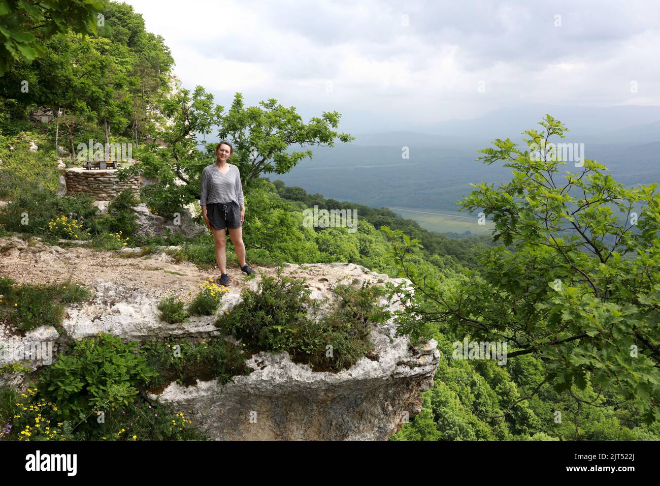 Femme sur le rocher de la crête d'una-koz dans l'ouest du Caucase, Adygea Banque D'Images