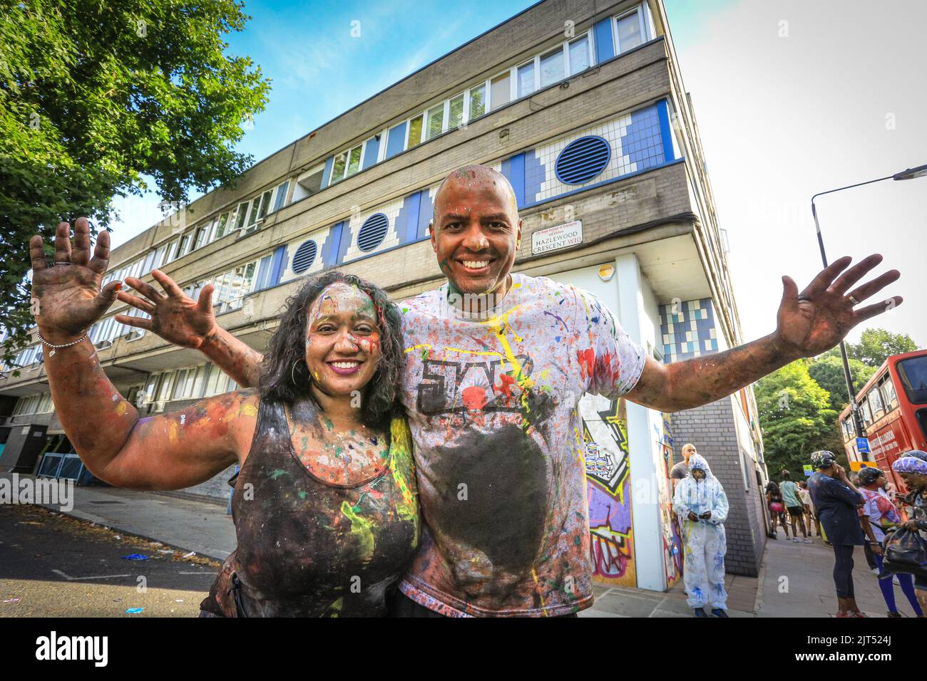 Londres, Royaume-Uni. 28th août 2022. Deux visiteurs sont venus de Chicago pour découvrir le Carnaval de Notting Hill. Les fêtards se sont amusés, couverts de poudre colorée, de farine et de peinture, au début de la matinée, à la fête du J'ouvert, une partie traditionnelle du Carnaval de Notting Hill. Plus d'un million de personnes devraient assister à ce qui est considéré comme le plus grand événement de rue en Europe cette année. Credit: Imagetraceur/Alamy Live News Banque D'Images
