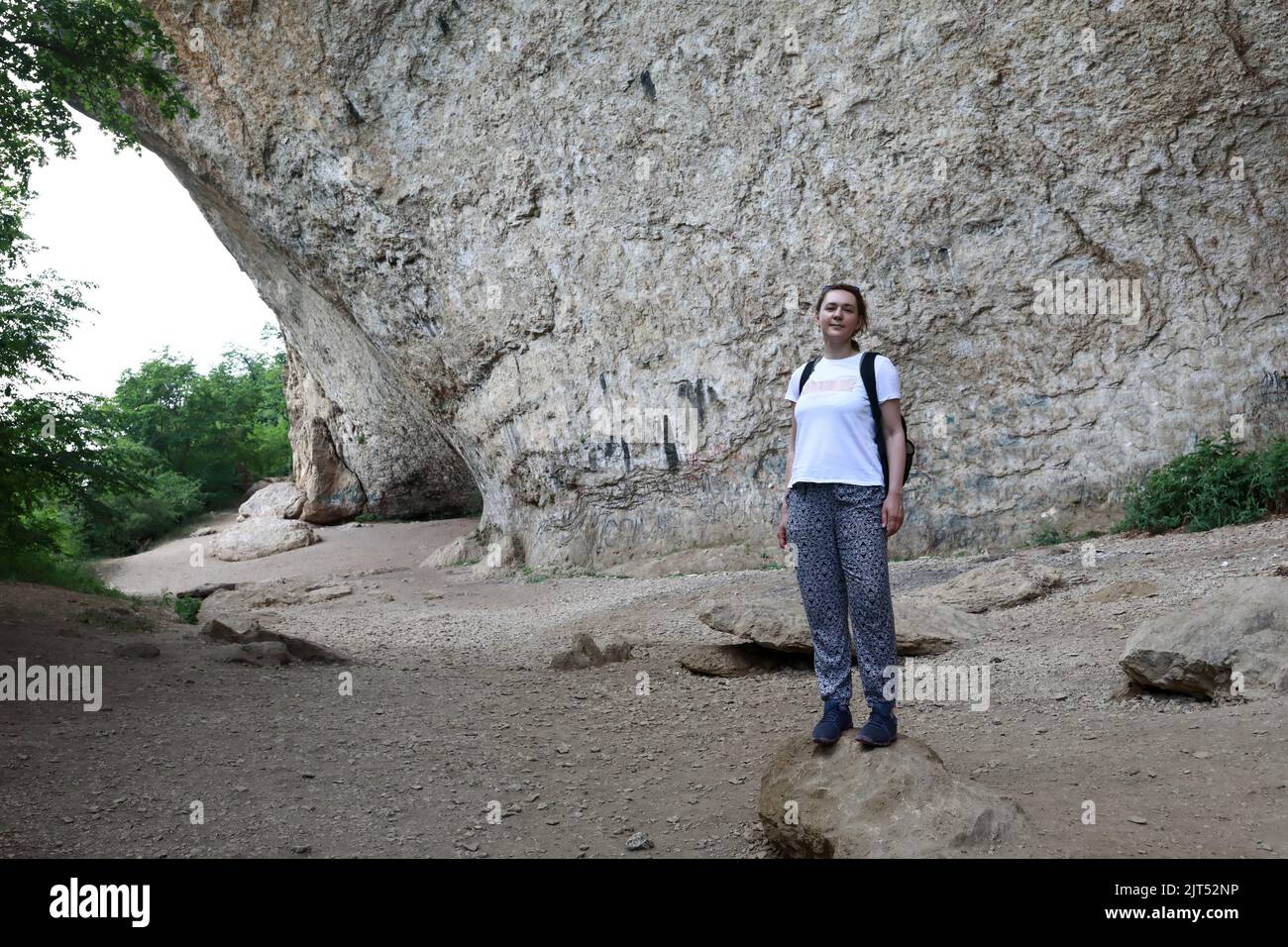 Femme dans la grotte de la vallée de la rivière Belaya, Adygea Banque D'Images