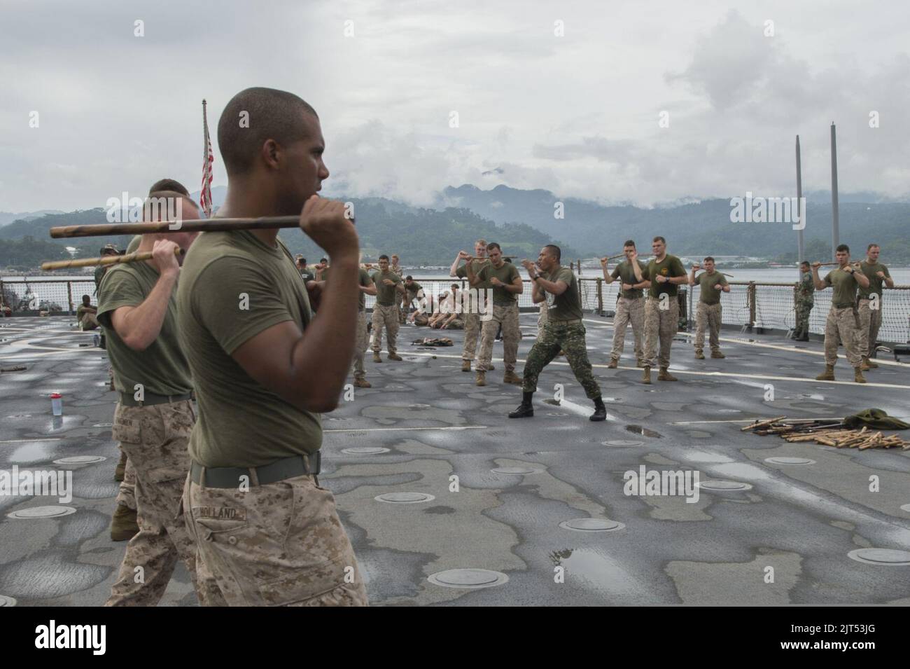 Les marines américains affectés à Bravo Company, 1st Bataillon, 8th Marine Regiment participent à un cours de combat de quartier fermé enseigné par les marins philippins sur le pont de vol du quai amphibie du navire d'atterrissage USS 140627 Banque D'Images