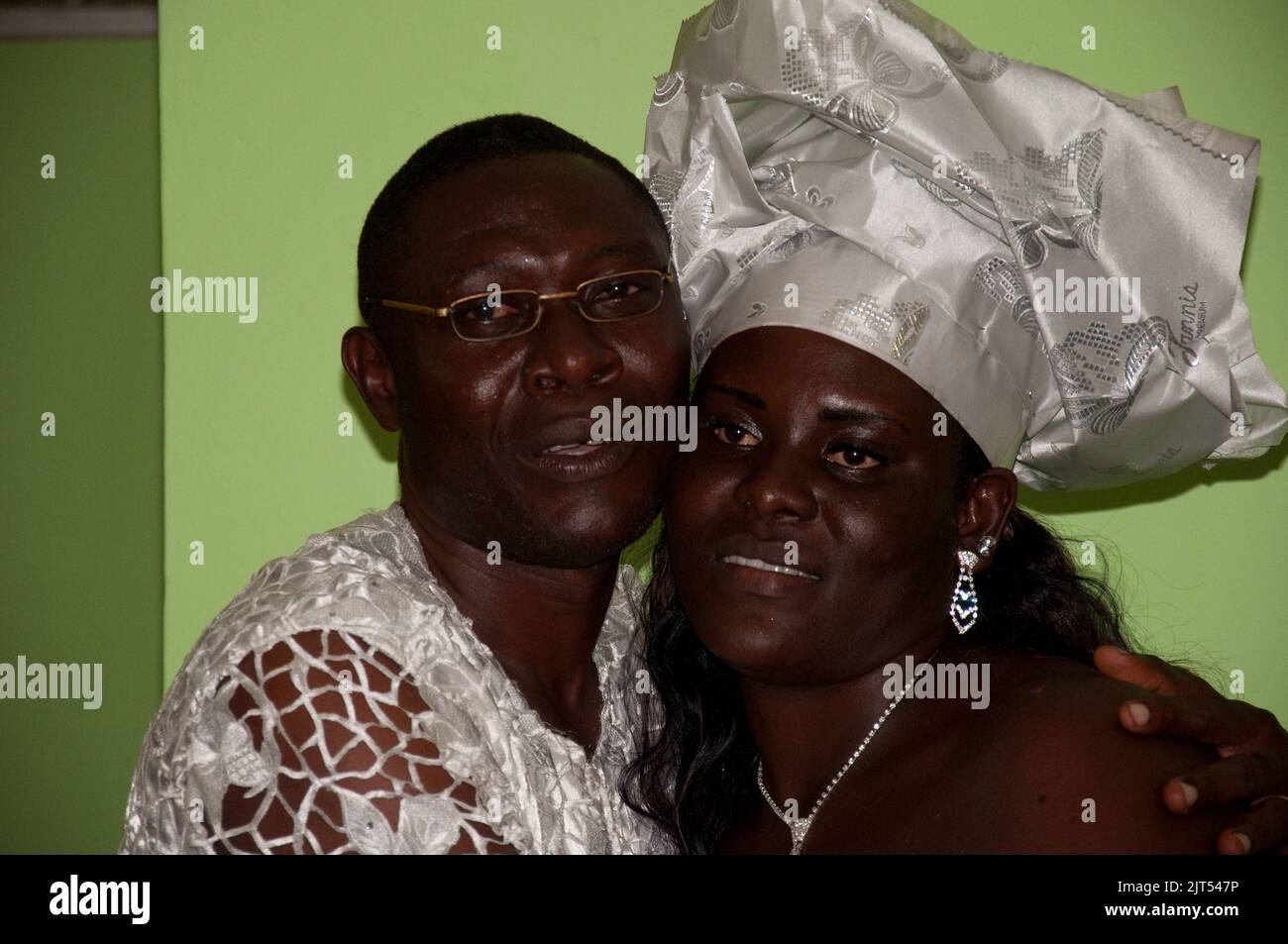 Couple nouvellement marié en vêtements de mariée traditionnels, Monrovia, Libéria Banque D'Images
