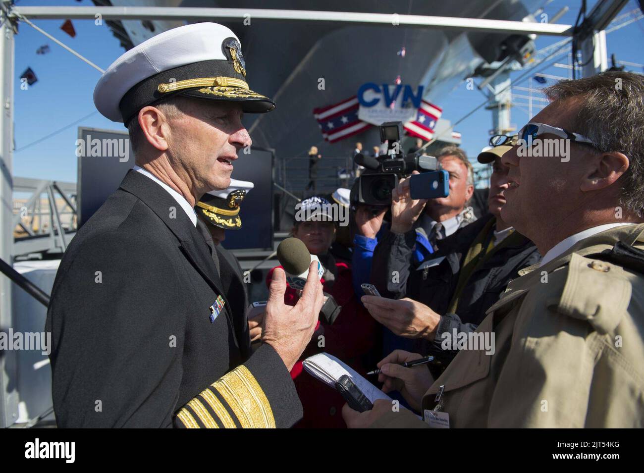 Le plus grand porte-avions USS Gerald R. Ford (CVN 78) de worldÕs vole