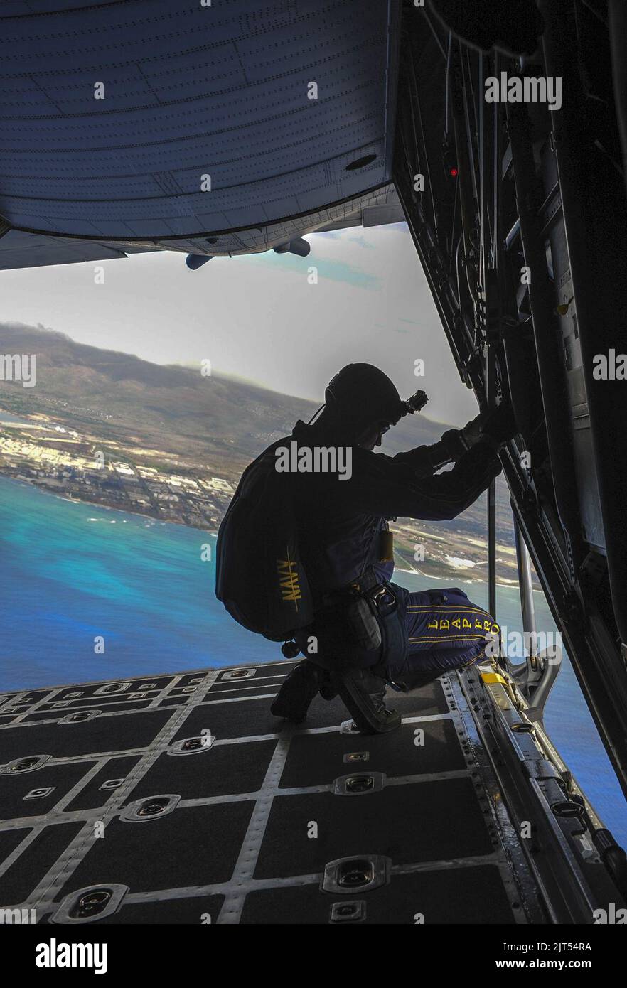 L'équipage de l'aviation de la Marine américaine Survival Equipmentman 1st Class avec les grenouilles de Leap, se trouve sur la rampe d'un avion C-130 Hercules de la Force aérienne avant de parachuter pendant les ailes au-dessus du Pacifique 140928 Banque D'Images