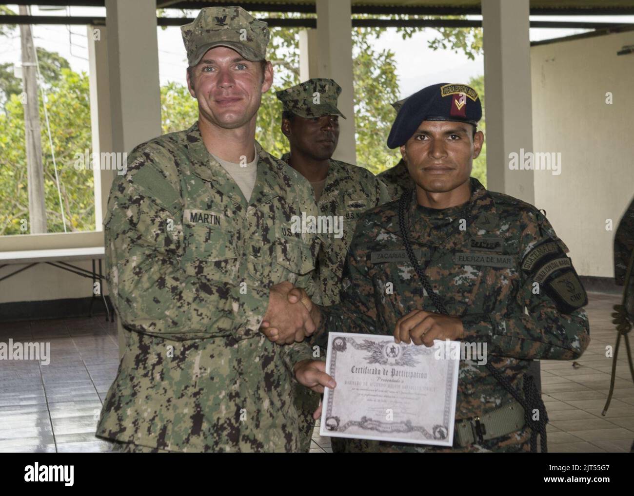 La classe Mate 3rd de la marine américaine Boatswain , à gauche