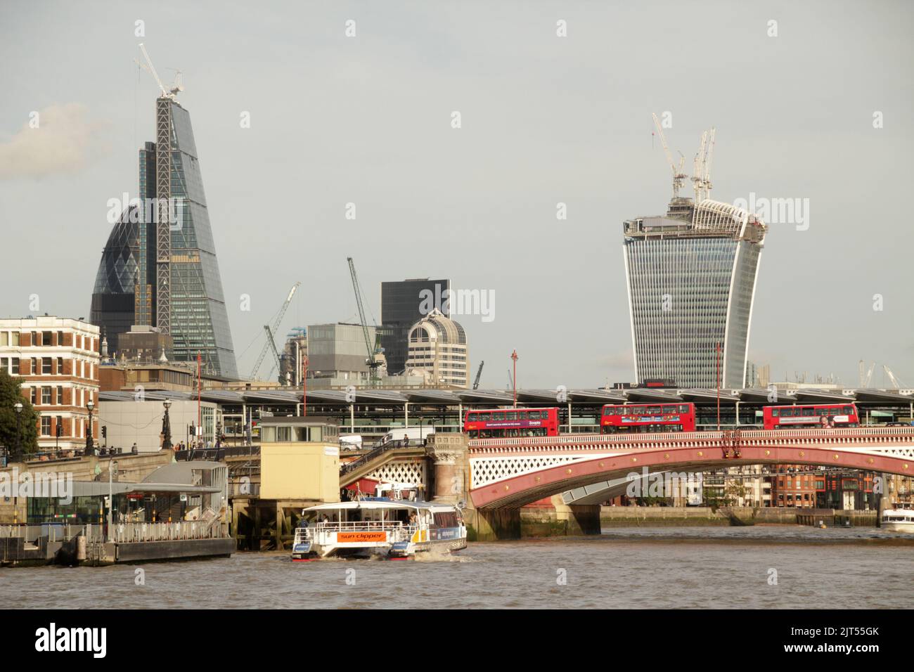 Vue sur la Tamise et les bâtiments de Square Mile. Londres, Royaume-Uni. Banque D'Images