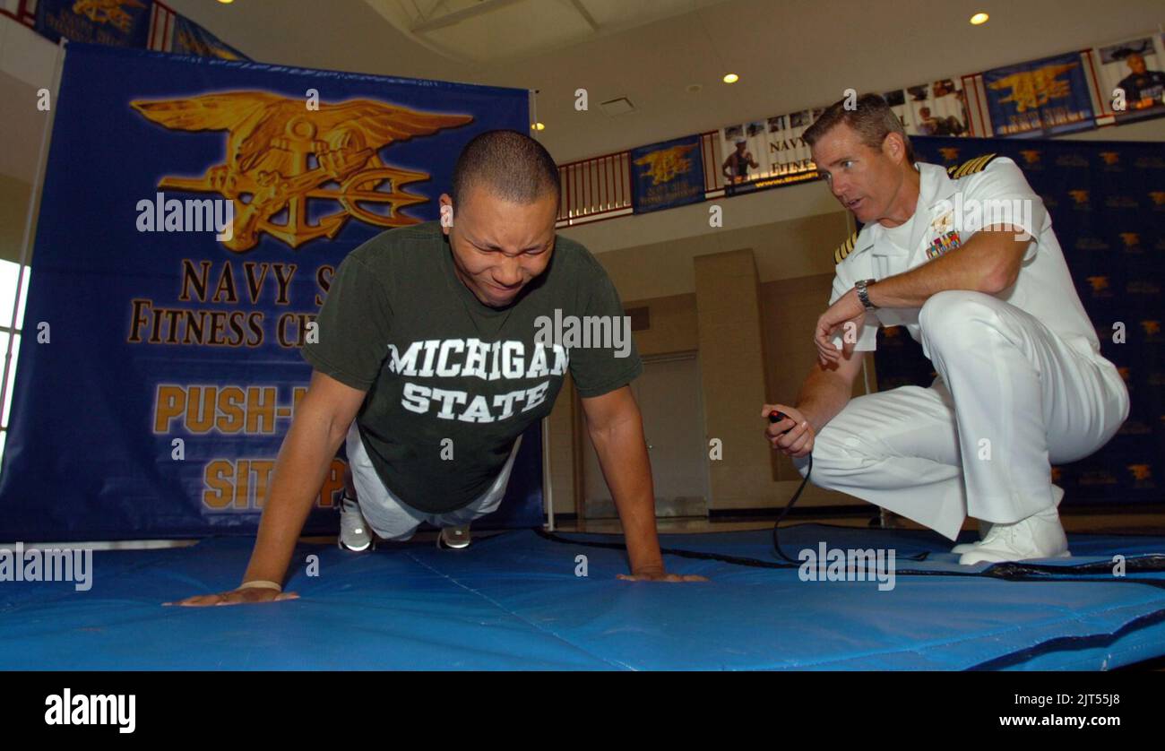 Le capitaine de la marine américaine Right, garde le temps comme Jason Davis, rédacteur en chef de la presse Dearborn, participe au défi Trident du PHOQUE de la marine à Dearborn, au Michigan, au 6 mai 2008 080506 Banque D'Images