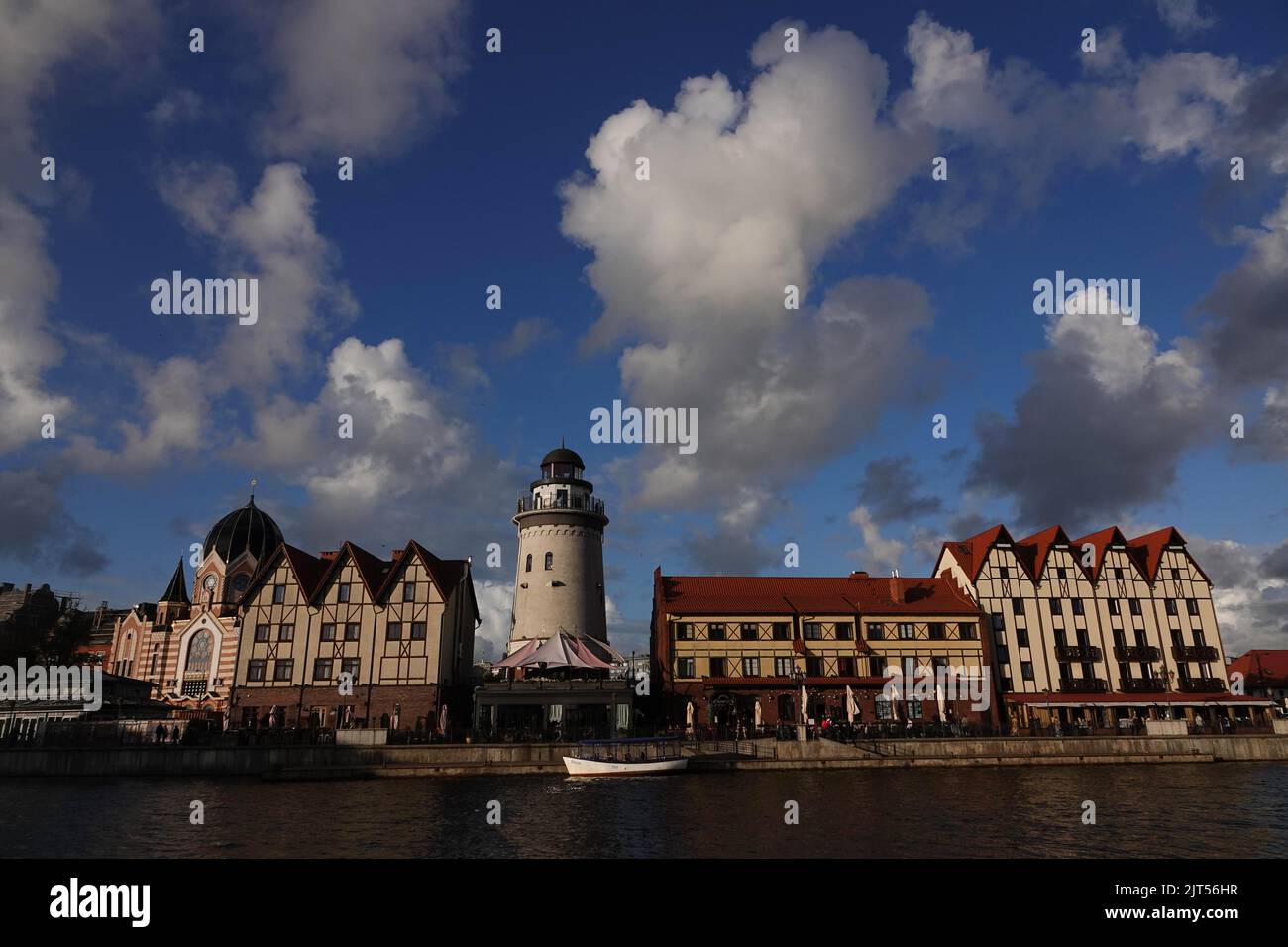 Kaliningrad, Russie. 15th juillet 2022. Une rangée de maisons dans l'exclave Baltique russe de Kaliningrad rappelle l'aspect historique de la ville autrefois appelée Königsberg. (À 'l'exclave de la mer Baltique Kaliningrad continue de se plaindre de la pression des sanctions - et menaces') Credit: Ulf Mauder/dpa/Alamy Live News Banque D'Images