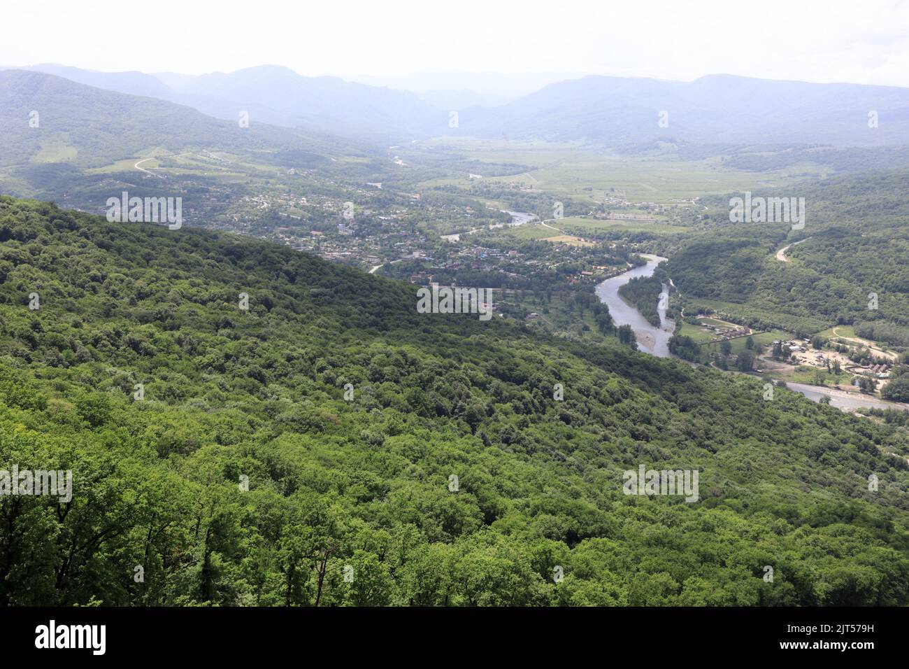 Vue sur le village de Dakhovskaya dans la vallée de la rivière Belaya depuis la crête d'una-koz, Adygea Banque D'Images