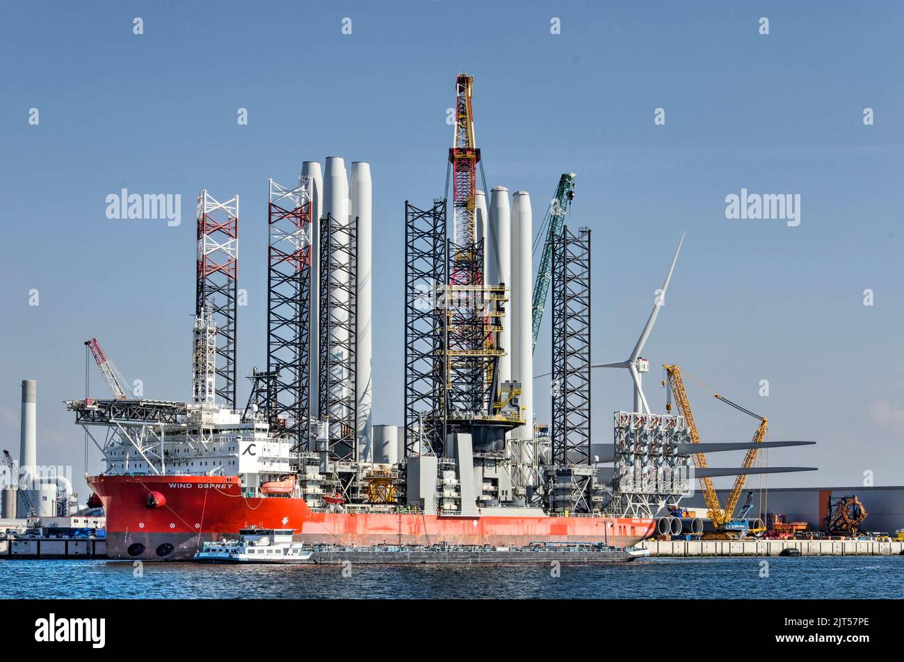 Rotterdam, pays-Bas, 23 août 2022: Navire d'interprétation pour les parcs éoliens offshore amarrés sur la zone industrielle de Maasvlakte Banque D'Images