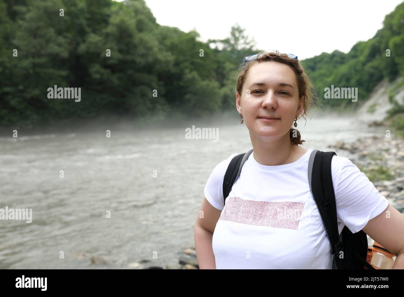 Portrait d'une femme sur la rive de la rivière Belaya, Adygea Banque D'Images