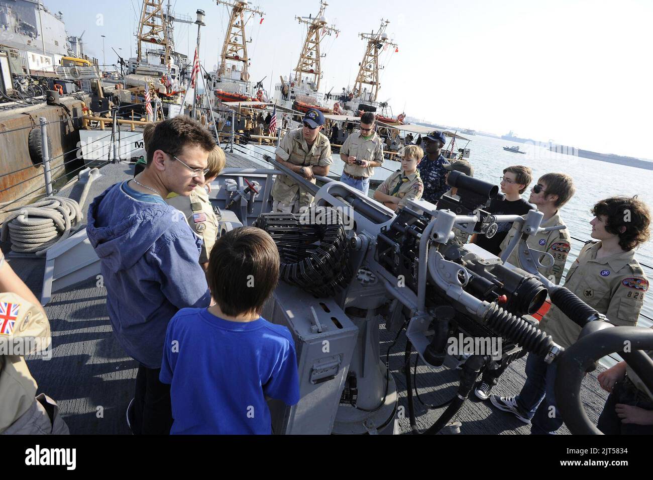 Le U.S. Navy Lt. Centre, l'officier exécutif du navire de patrouille côtière USS Whirlwind (PC 11), montre un système de mitrailleuses Mod 2 25 mm de MK38 à Boy Scouts lors d'une visite en bateau à Mina Salman Pier 120107 Banque D'Images