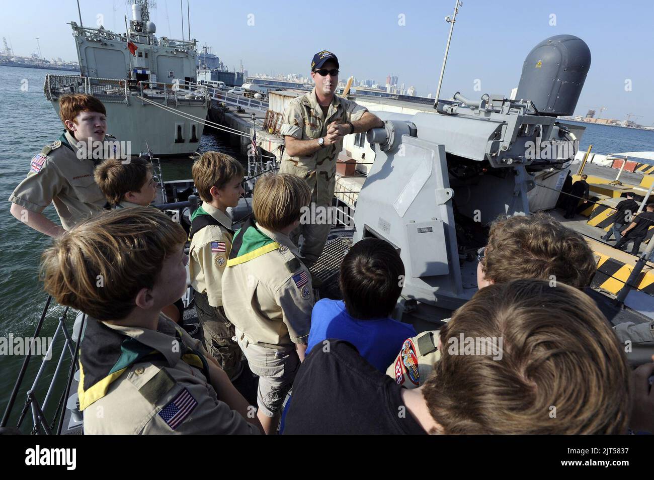 U.S. Navy Lt. Top, l'officier exécutif du navire de patrouille côtière USS Whirlwind (PC 11), montre un système de mitrailleuses Mod 2 25 mm MK38 aux scouts lors d'une visite du navire à Mina Salman Pier 120107 Banque D'Images