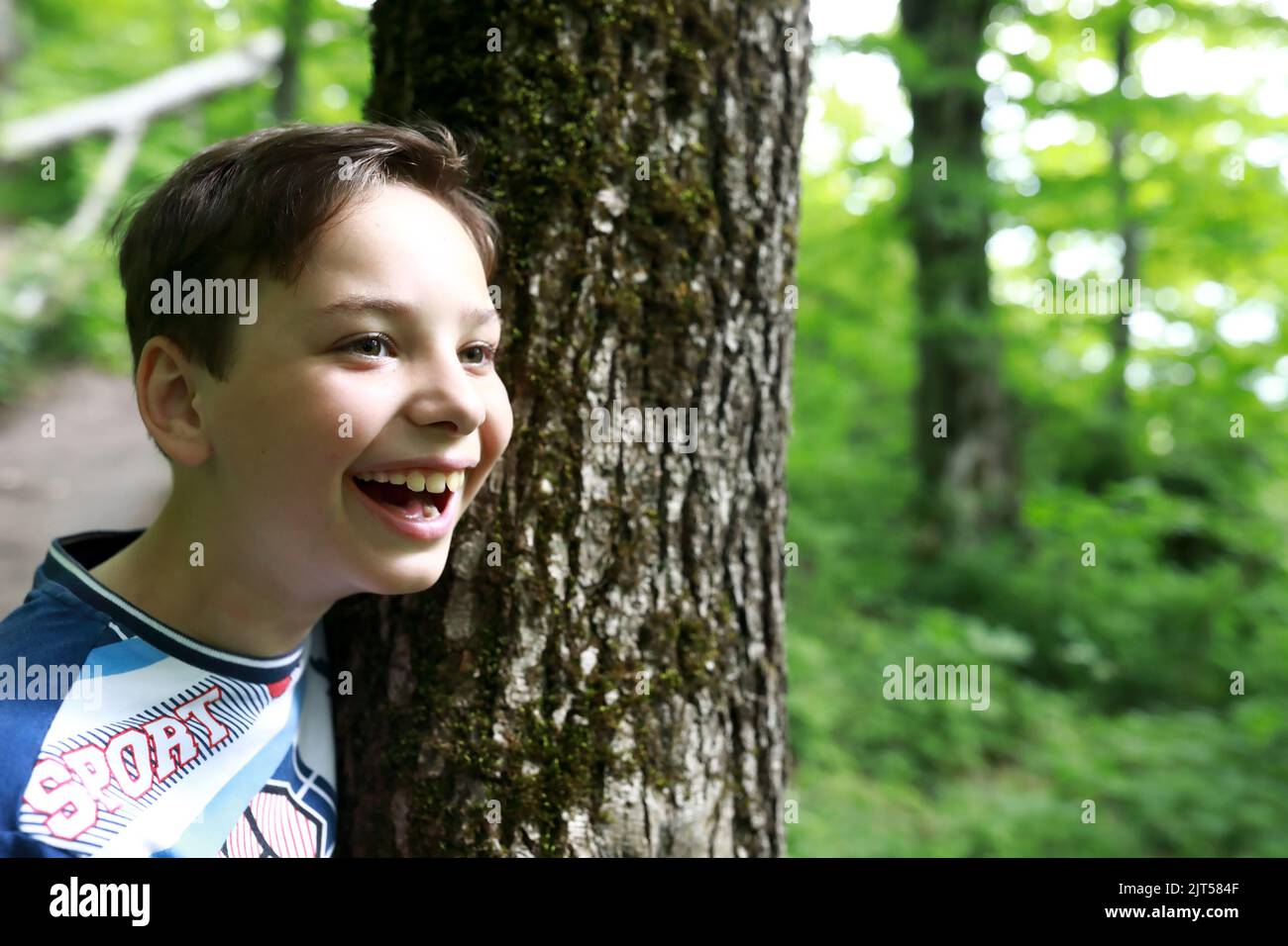 Portrait de garçon souriant en forêt, Adygea Banque D'Images