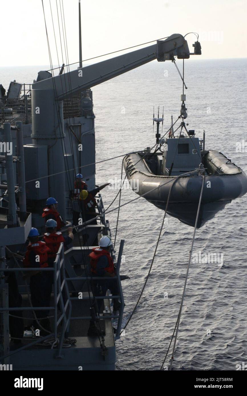 Les marins de la Marine américaine sur la frégate de missiles guidés USS Samuel B. Roberts (FFG 58) abaissent un bateau gonflable à coque rigide dans le cadre d'un contrôle d'entretien en mer Méditerranée le 20 octobre 2014 141020 Banque D'Images