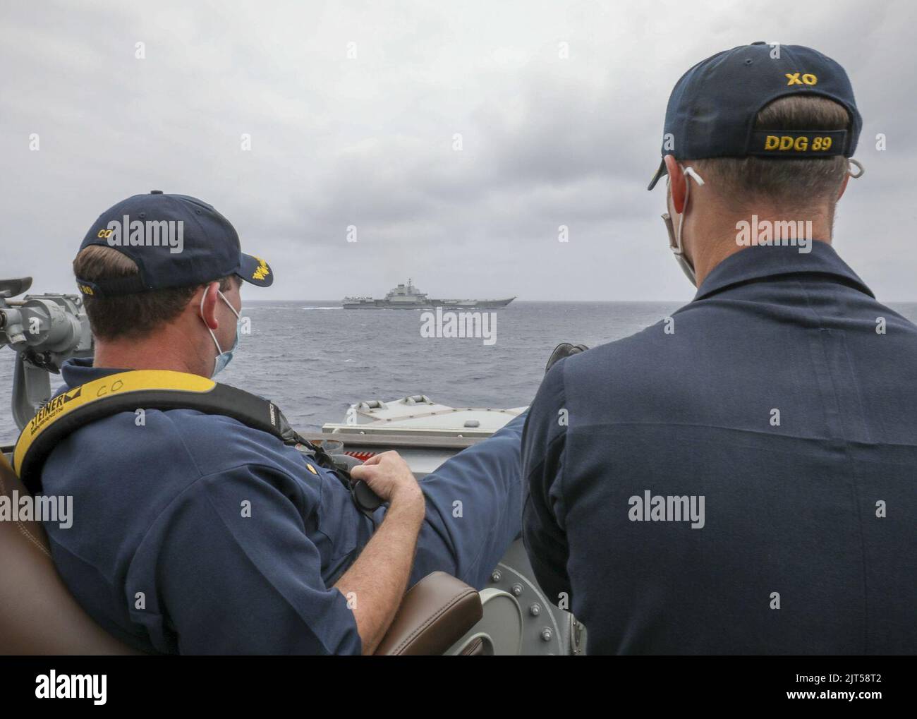 Les marins de la Marine américaine sur l'USS Mustin (DDG-89) surveillent le porte-avions chinois Liaoning à Apirl 2021. Banque D'Images