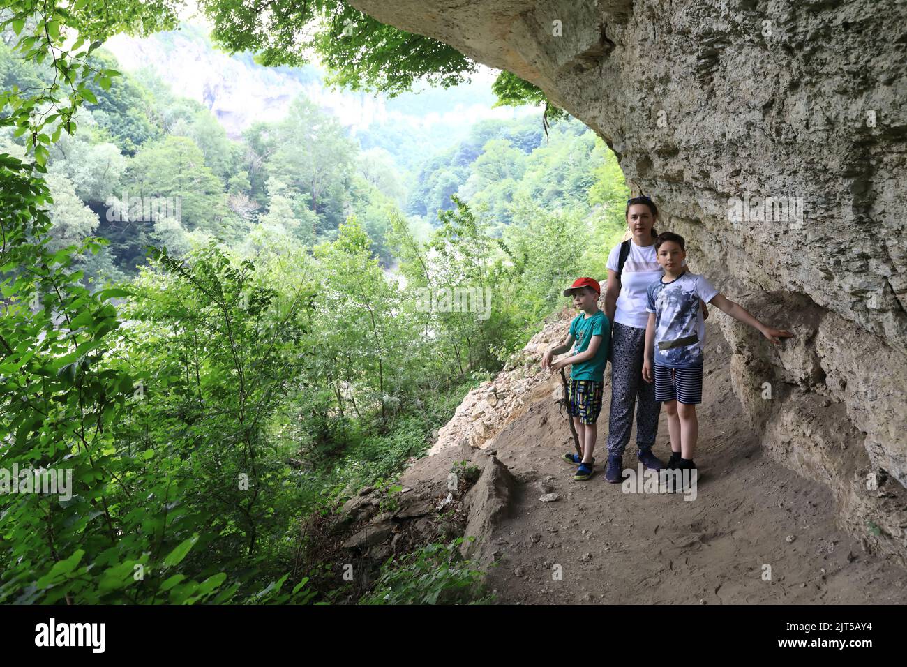 Mère et fils dans la grotte de la vallée de la rivière Belaya, Adygea Banque D'Images
