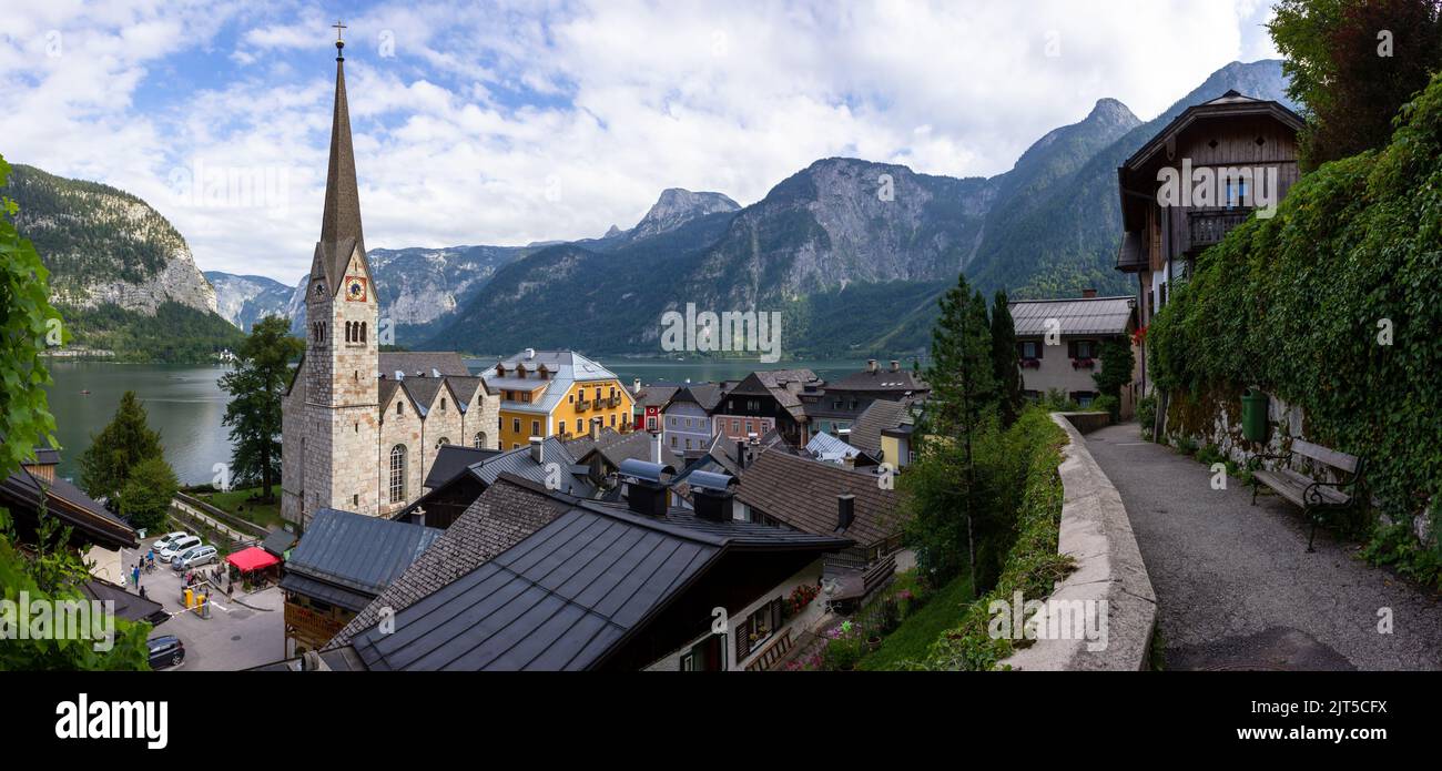 Vue panoramique sur le centre-ville de Hallstatt, le 'Hallstätter See' et la chaîne de montagnes de Dachstein Banque D'Images