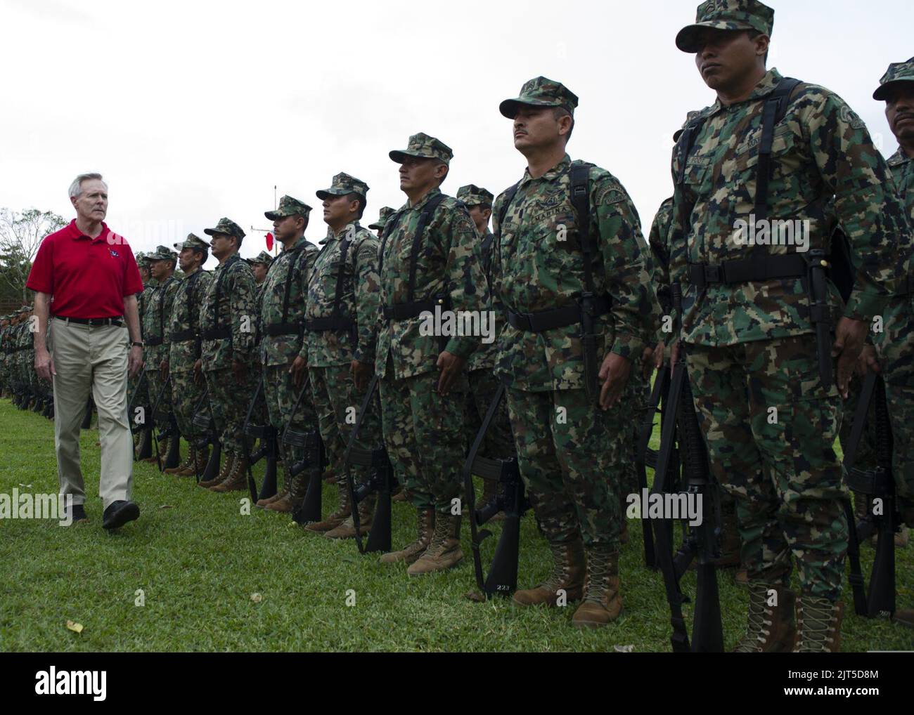 Le secrétaire américain de la Marine Ray Mabus, à gauche, inspecte les membres du corps d'infanterie de la Marine mexicaine lors d'une cérémonie de bienvenue en son honneur au centre d'entraînement de San Luis Carpizo à Campeche, Mexique, le 17 décembre 2013 131217 Banque D'Images