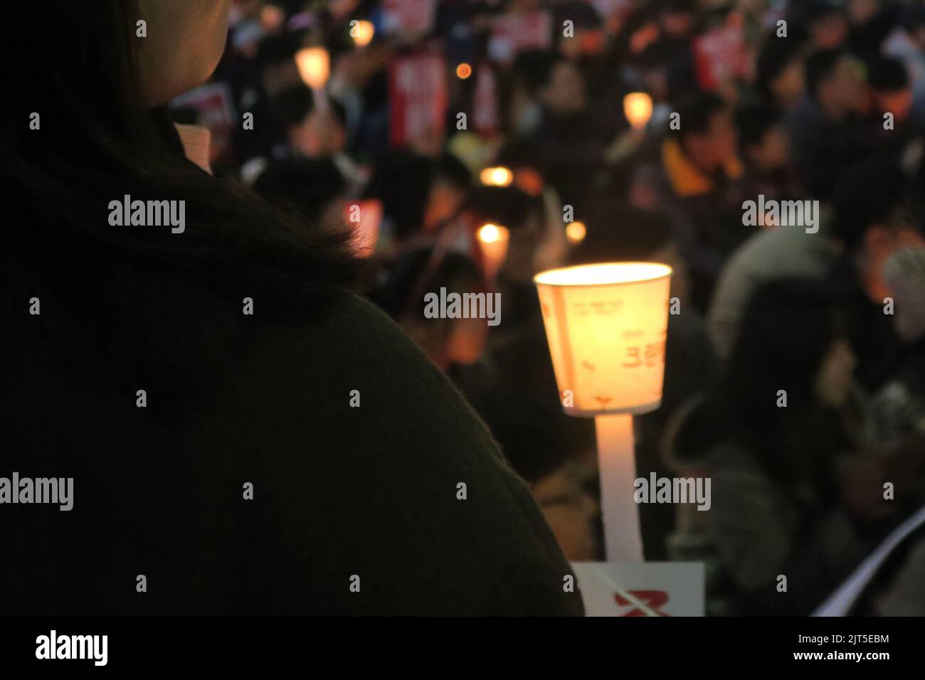 Un manifestant tient une lanterne pendant la manifestation contre l'ancien président Park Geun hye. Corée du Sud. Banque D'Images